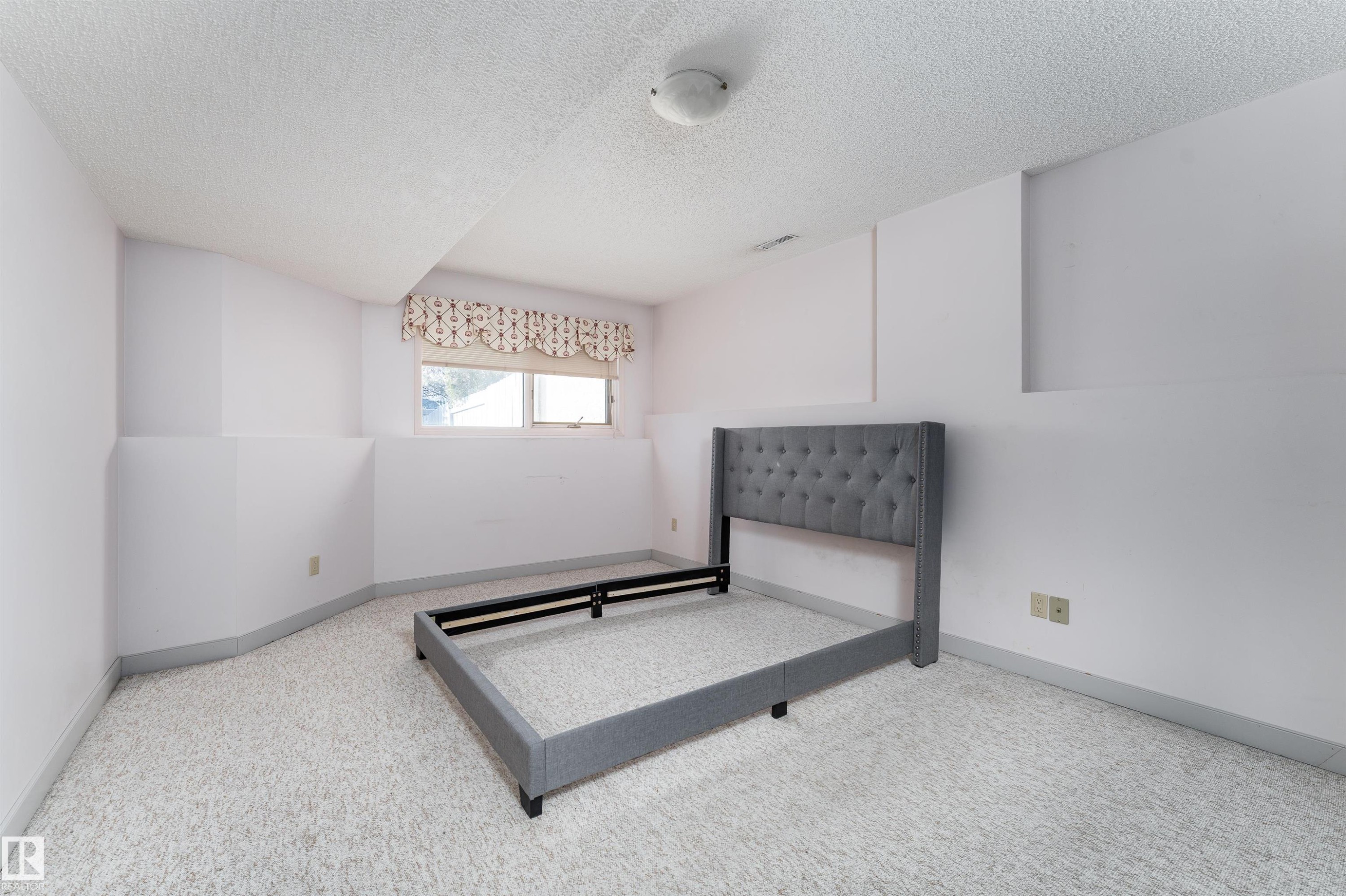 Unfurnished bedroom featuring a textured ceiling and light colored carpet - 174 Oeming Road, Edmonton, AB - Indoor Photo Showing Other Room
