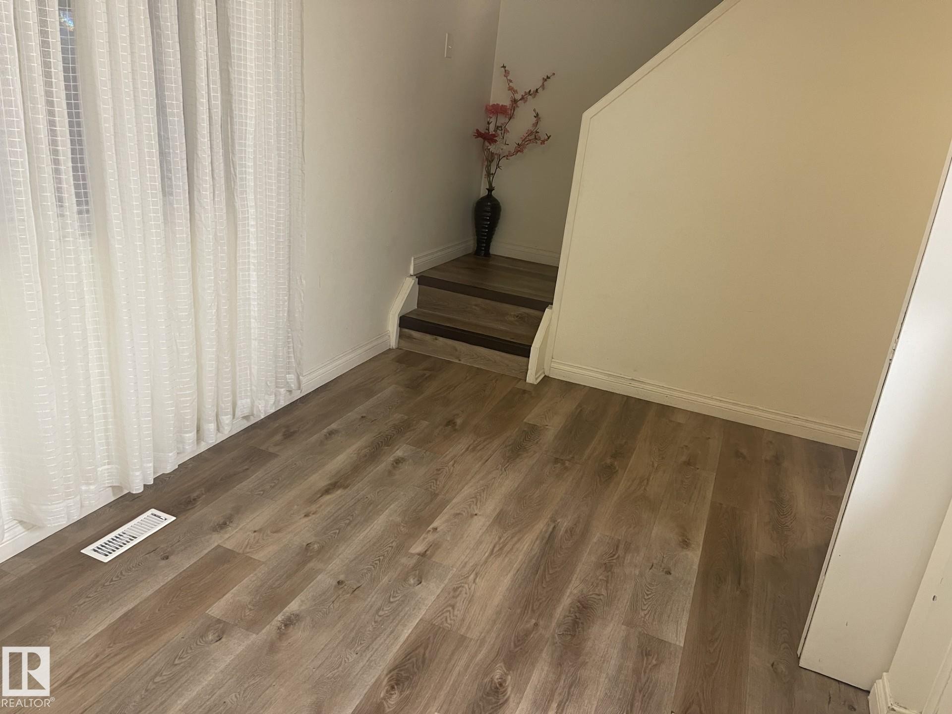 107 Woodstock, Edmonton, AB - Indoor Photo Showing Other Room