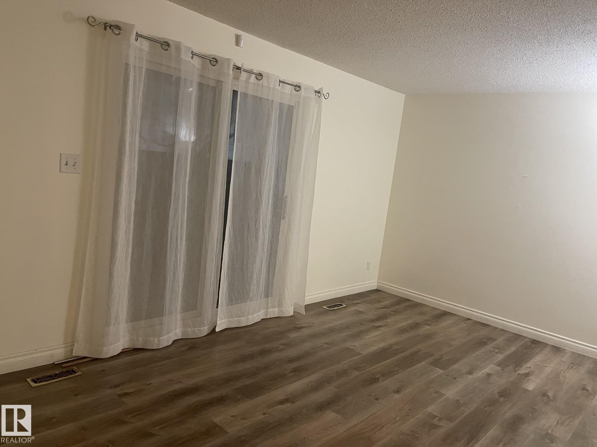 107 Woodstock, Edmonton, AB - Indoor Photo Showing Other Room