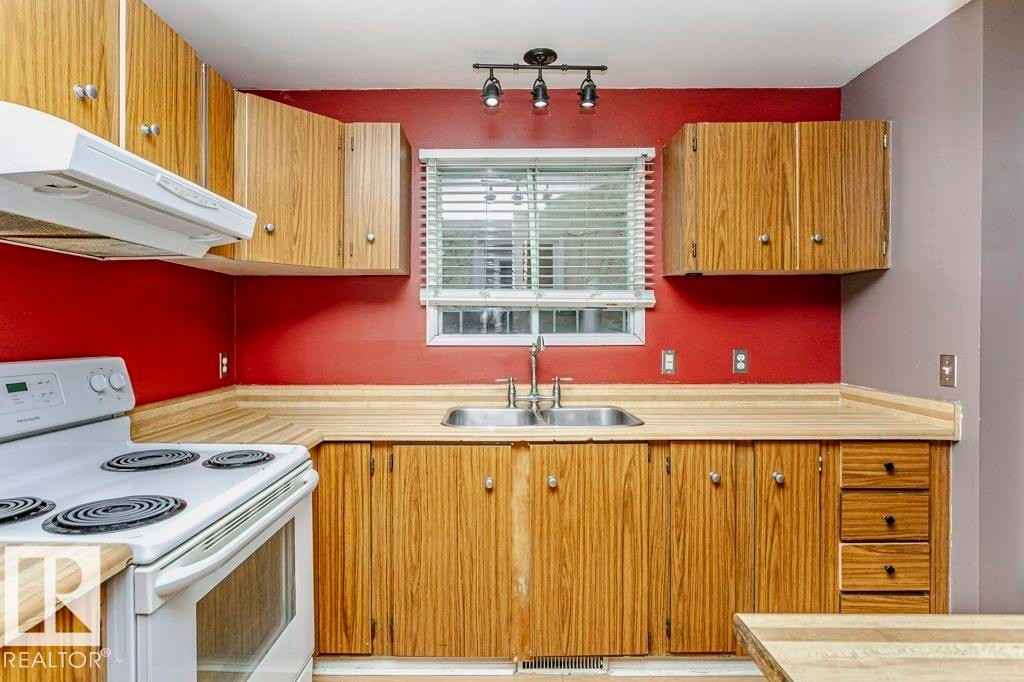 3518 42A Avenue, Edmonton, AB - Indoor Photo Showing Kitchen