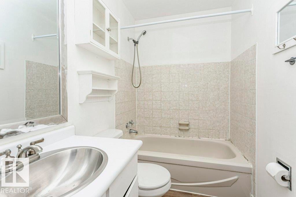 3518 42A Avenue, Edmonton, AB - Indoor Photo Showing Bathroom