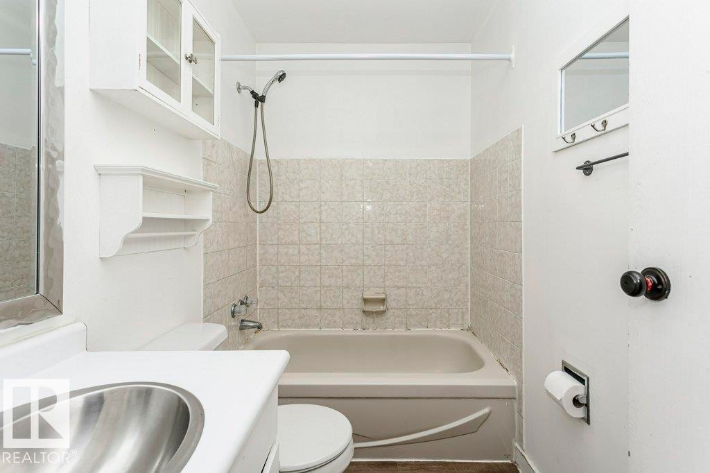 3518 42A Avenue, Edmonton, AB - Indoor Photo Showing Bathroom