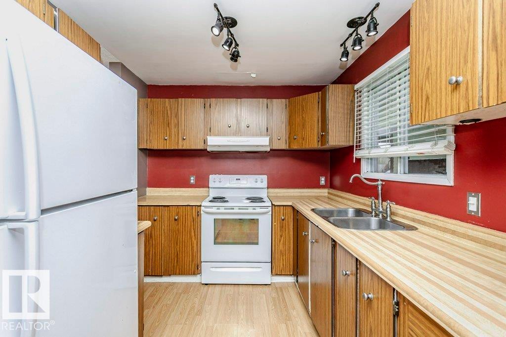 3518 42A Avenue, Edmonton, AB - Indoor Photo Showing Kitchen With Double Sink