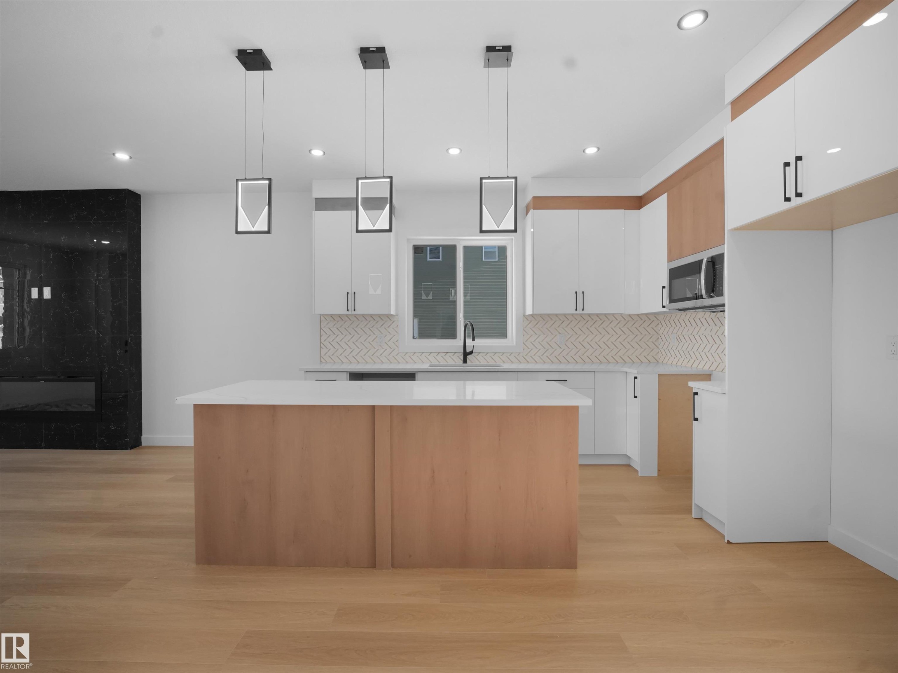 334 Roberts Wynd, Leduc, AB - Indoor Photo Showing Kitchen With Upgraded Kitchen