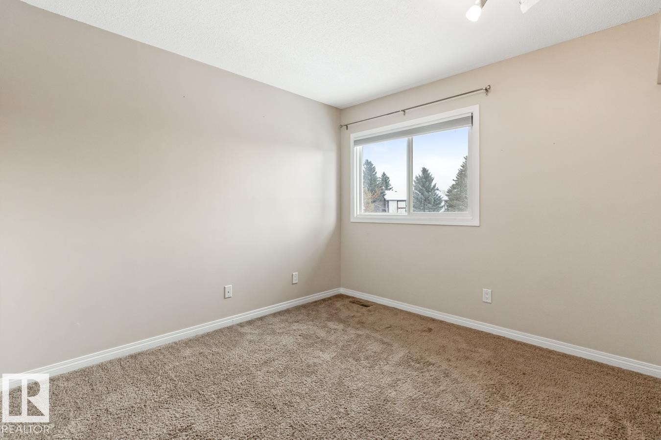 5346 38A Avenue, Edmonton, AB - Indoor Photo Showing Other Room