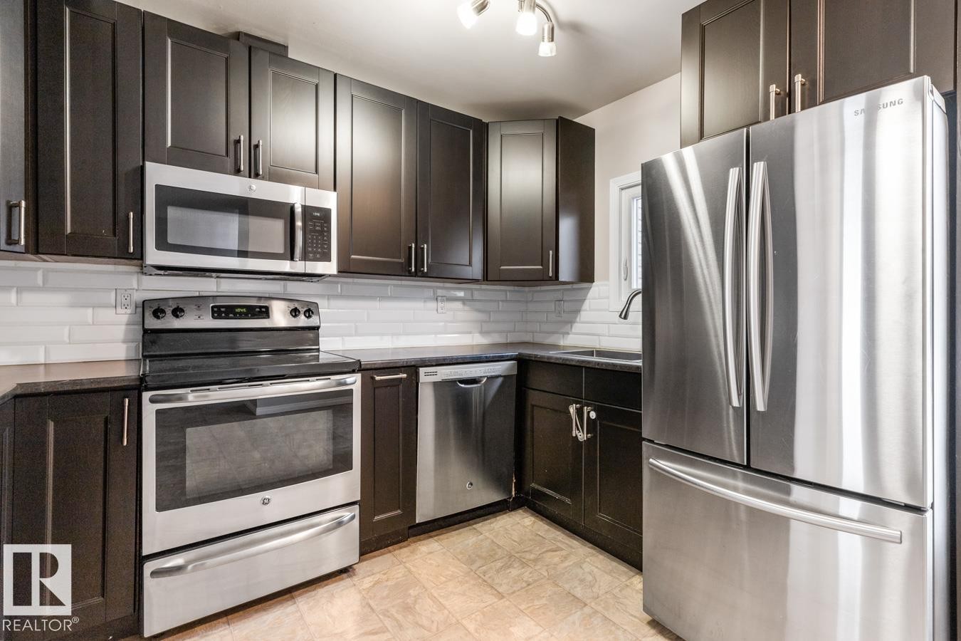 5346 38A Avenue, Edmonton, AB - Indoor Photo Showing Kitchen With Stainless Steel Kitchen With Upgraded Kitchen
