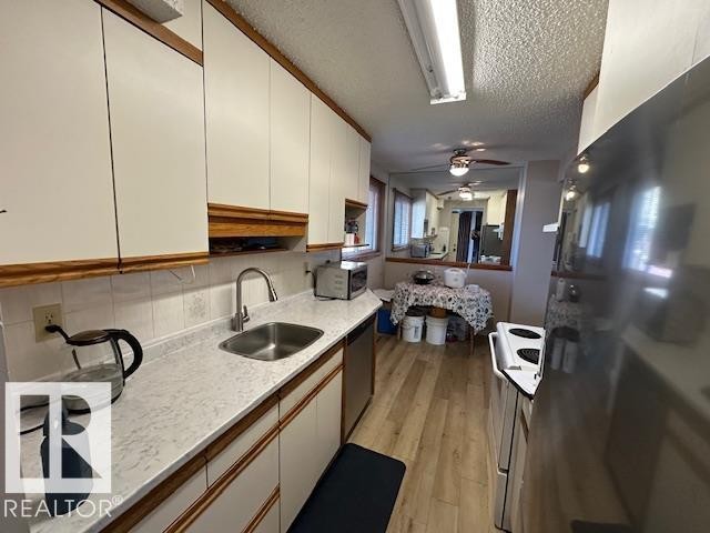 #167 Harrison Drive, Edmonton, AB - Indoor Photo Showing Kitchen