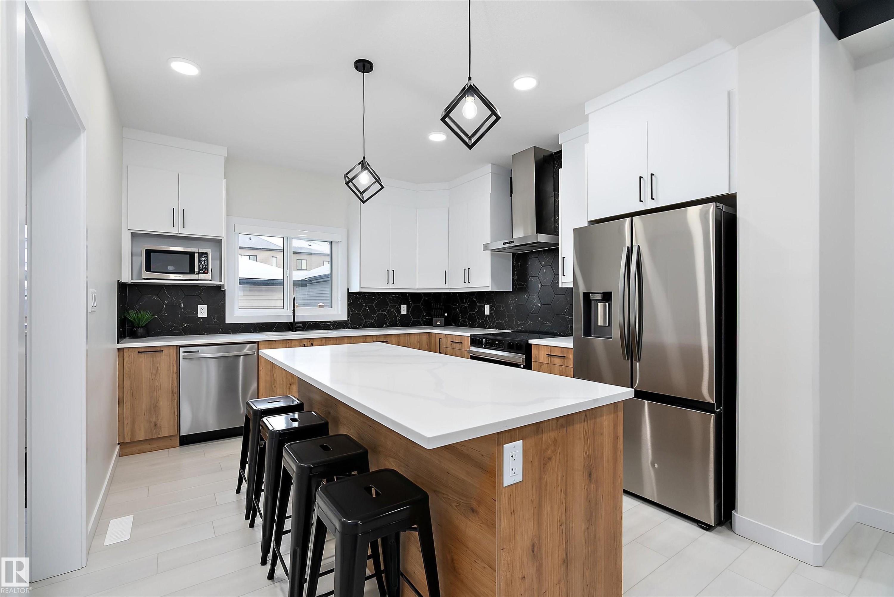 40 Chambery Crescent, St. Albert, AB - Indoor Photo Showing Kitchen With Upgraded Kitchen