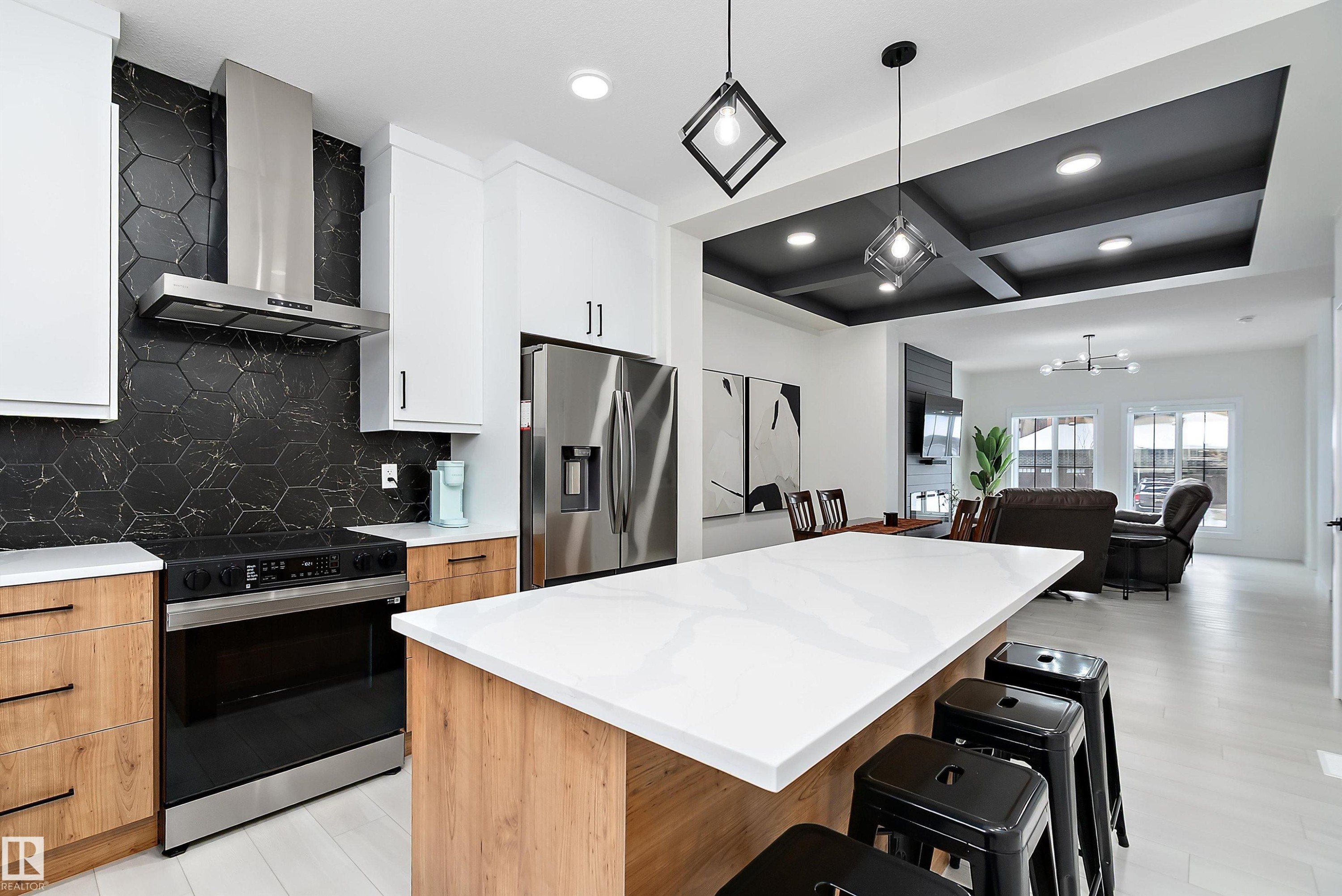 40 Chambery Crescent, St. Albert, AB - Indoor Photo Showing Kitchen With Upgraded Kitchen