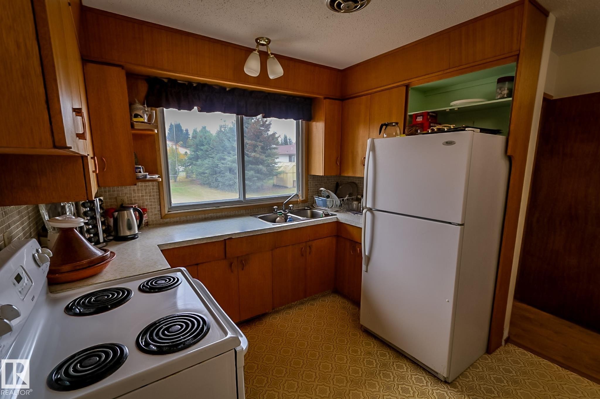 5013 44 Avenue, Smoky Lake Town, AB - Indoor Photo Showing Kitchen With Double Sink