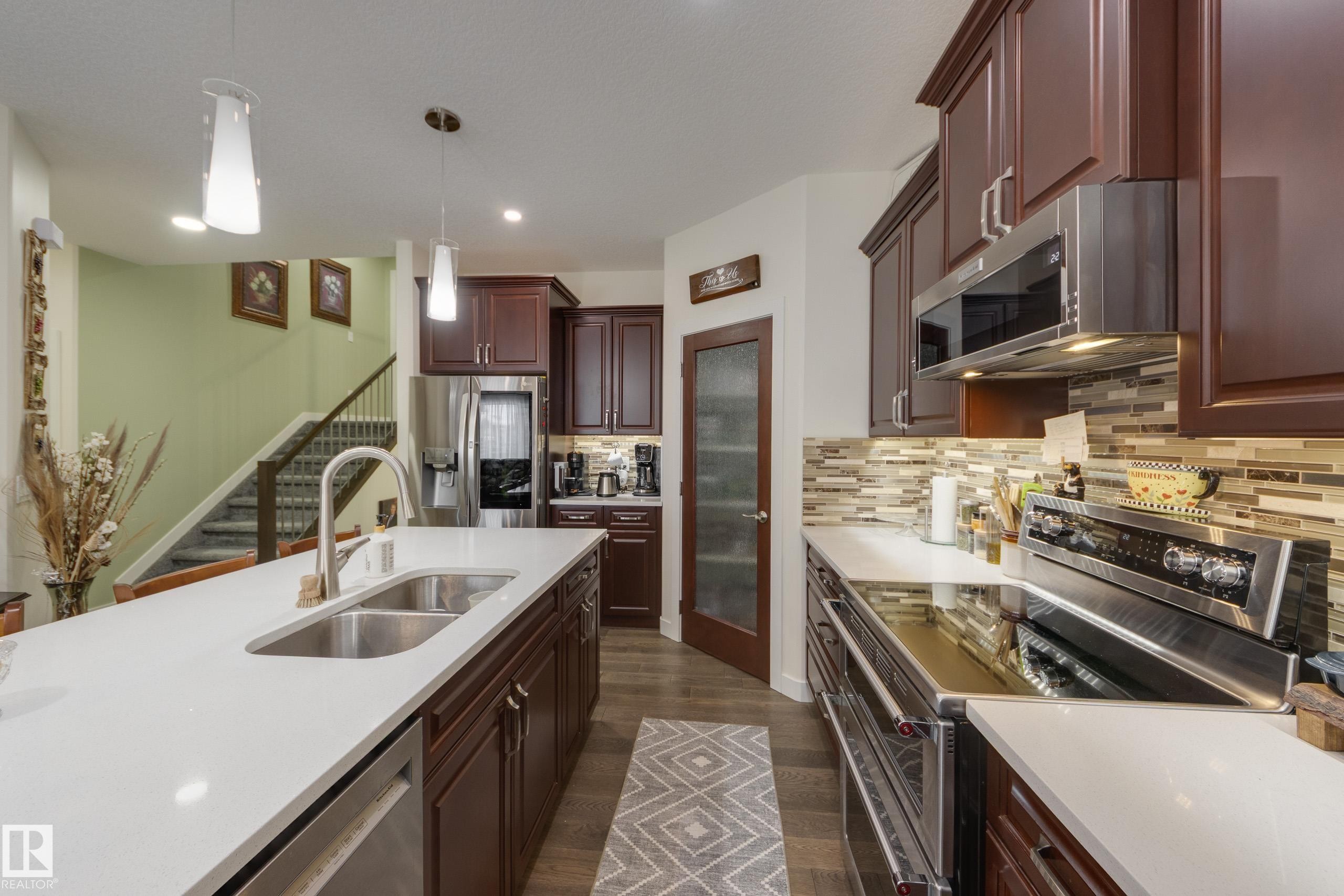 64 Maple Crescent, Gibbons, AB - Indoor Photo Showing Kitchen With Double Sink With Upgraded Kitchen