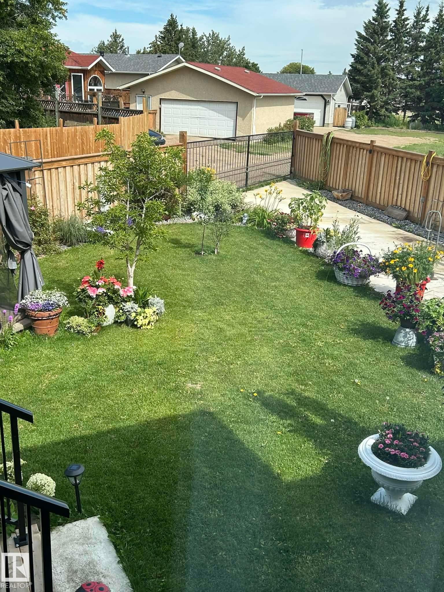 64 Maple Crescent, Gibbons, AB - Outdoor