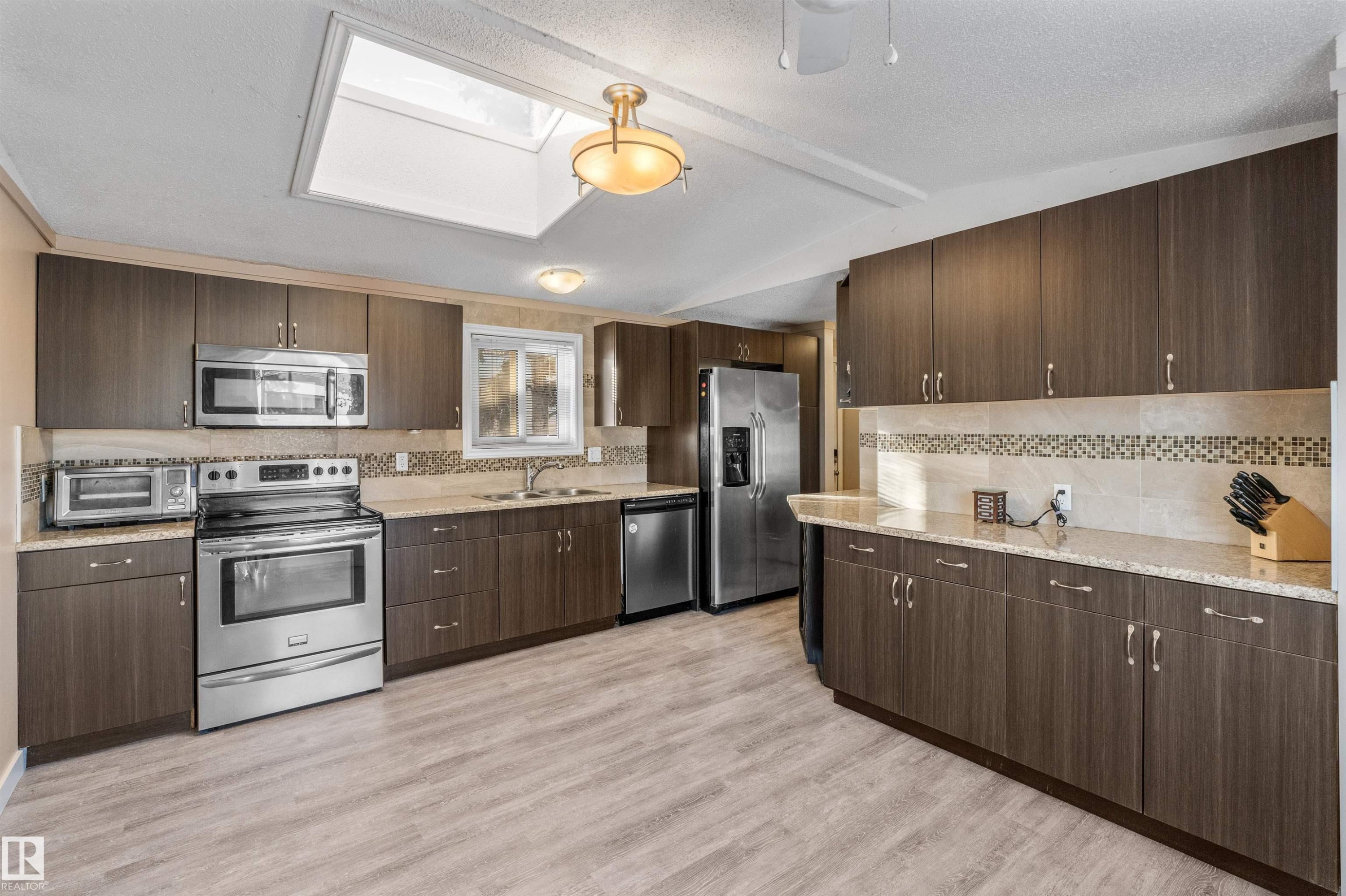 482 53222 Rge Rd 272, Rural Parkland County, AB - Indoor Photo Showing Kitchen With Stainless Steel Kitchen With Double Sink