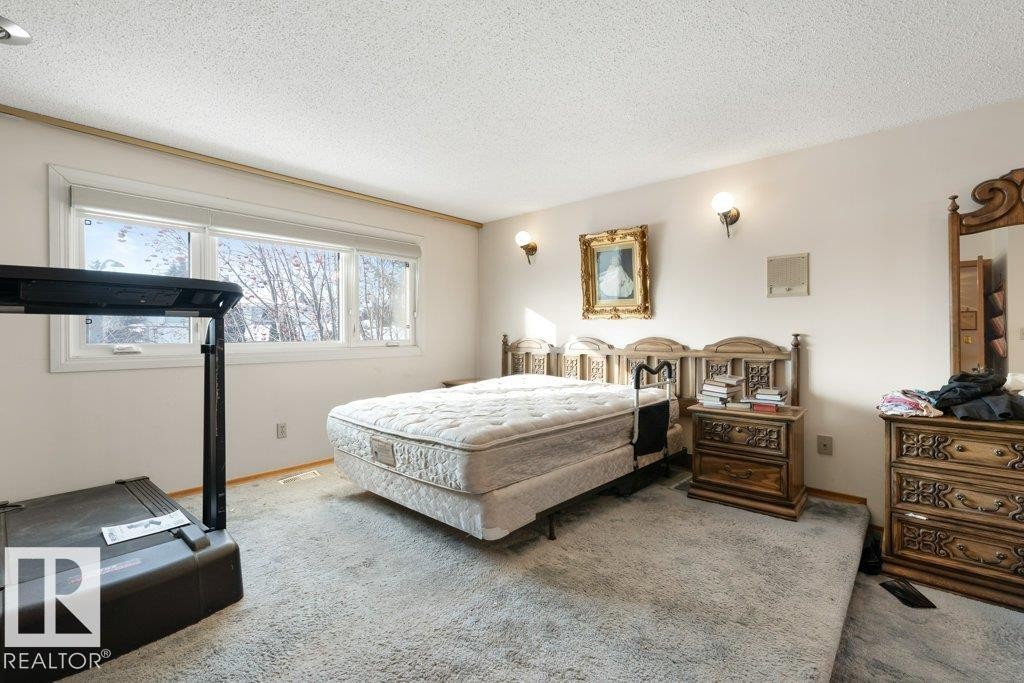 10511 74 Street, Edmonton, AB - Indoor Photo Showing Bedroom