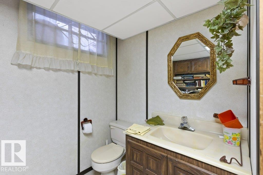 10511 74 Street, Edmonton, AB - Indoor Photo Showing Bathroom