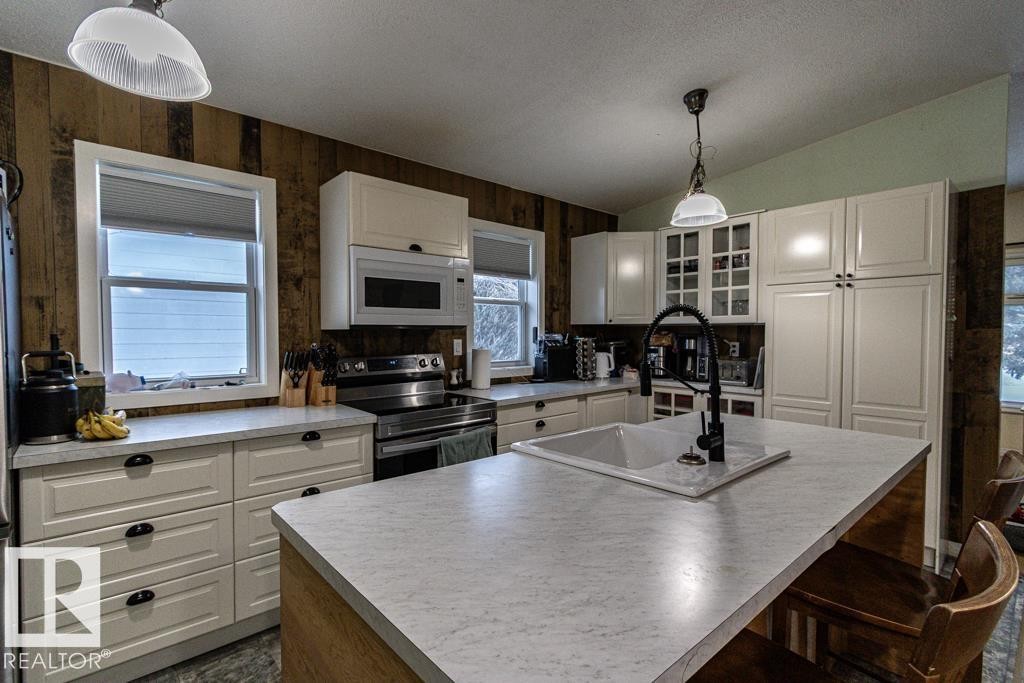 5006 51 St, Myrnam, AB - Indoor Photo Showing Other Room