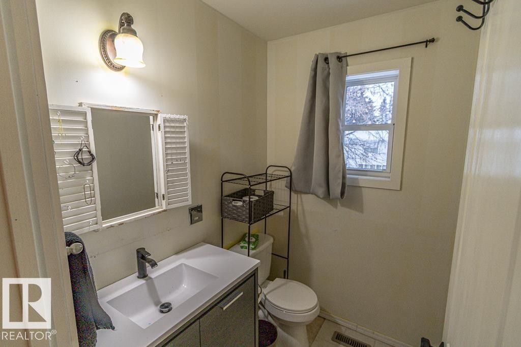5006 51 St, Myrnam, AB - Indoor Photo Showing Bathroom
