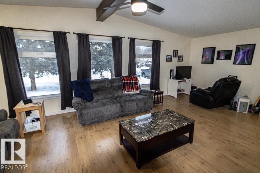 5006 51 St, Myrnam, AB - Indoor Photo Showing Living Room
