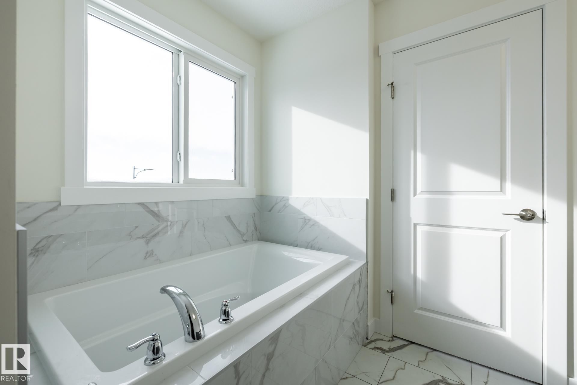 5069 Cawsey Link, Edmonton, AB - Indoor Photo Showing Bathroom