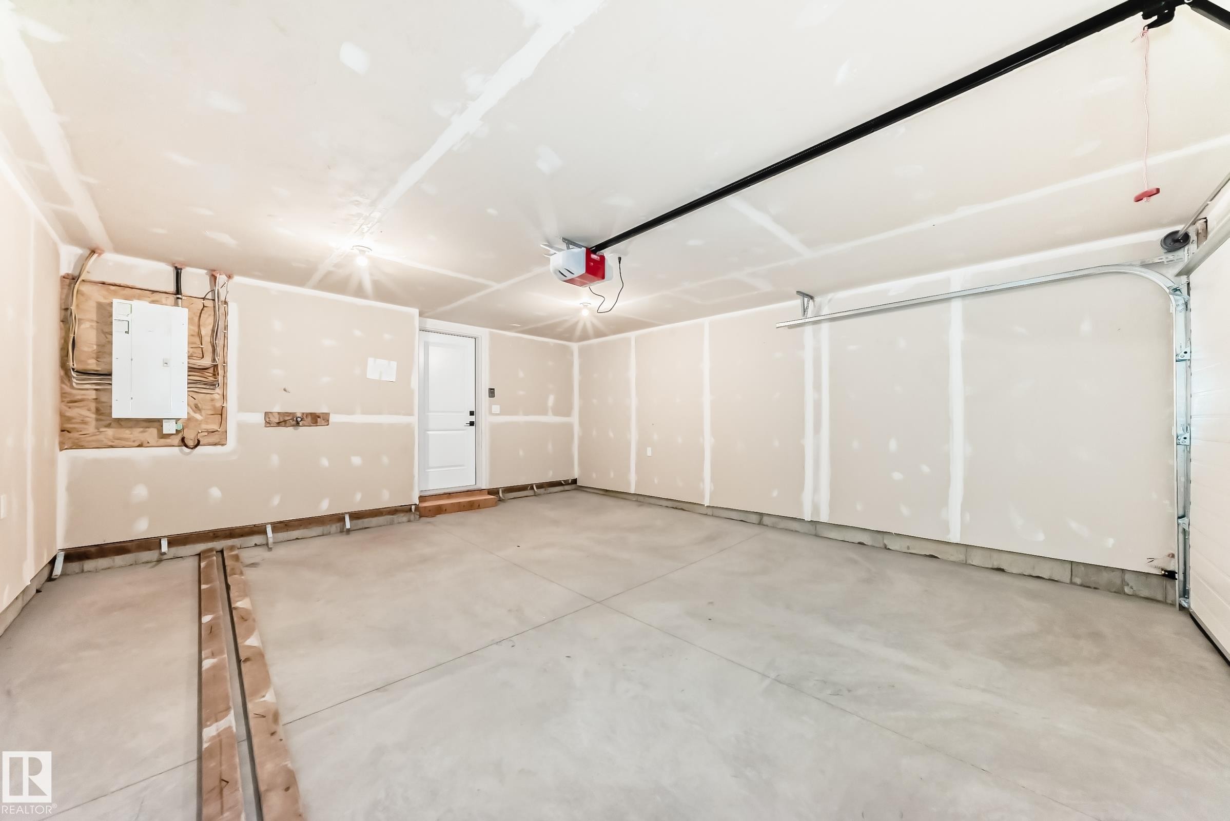 44 18120 28 Avenue, Edmonton, AB - Indoor Photo Showing Garage