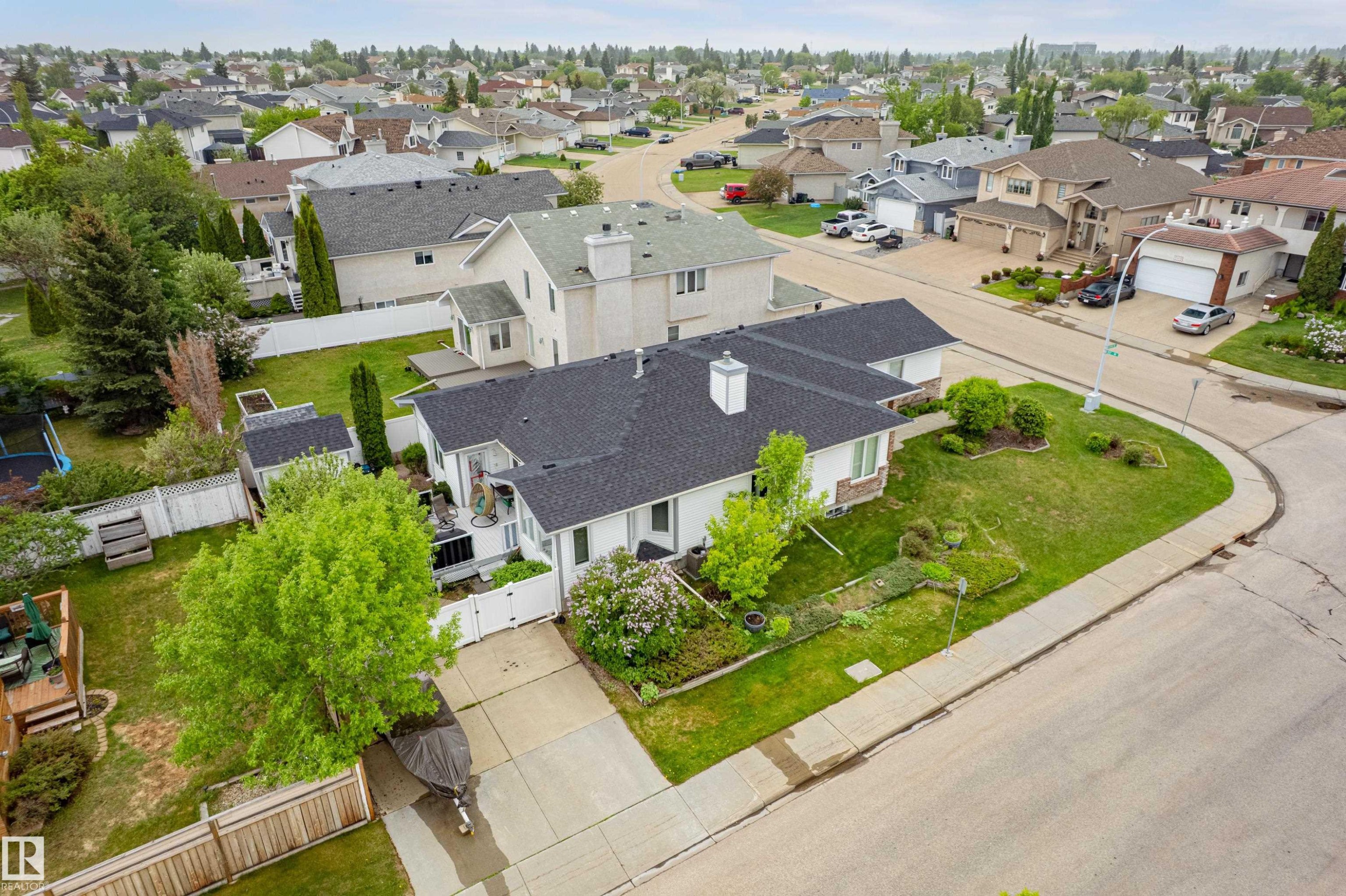 Single-story residence with a dark shingle roof and white siding facade - 7020 157 Avenue, Edmonton, AB - Outdoor With View