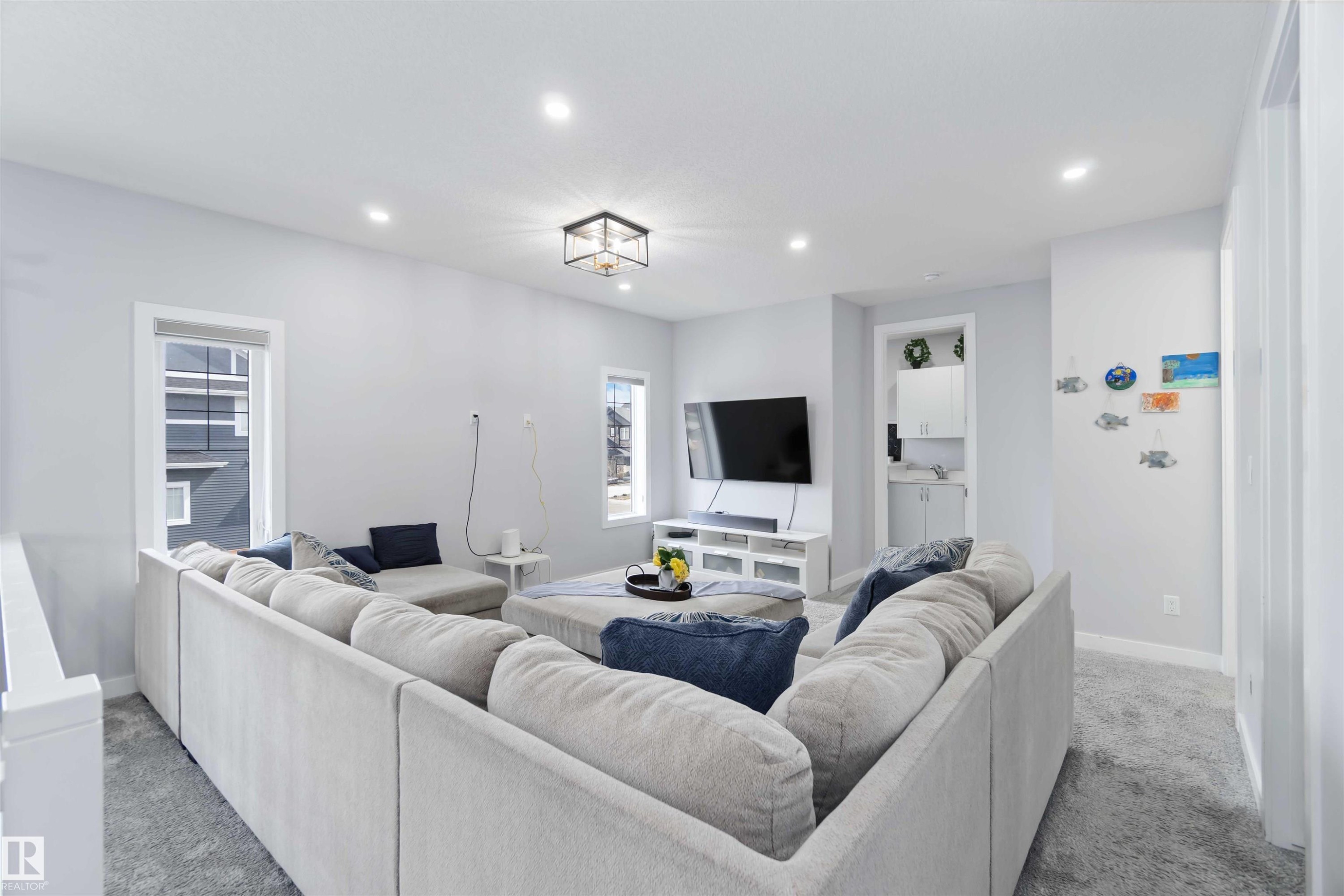 5732 Keeping Crescent, Edmonton, AB - Indoor Photo Showing Living Room