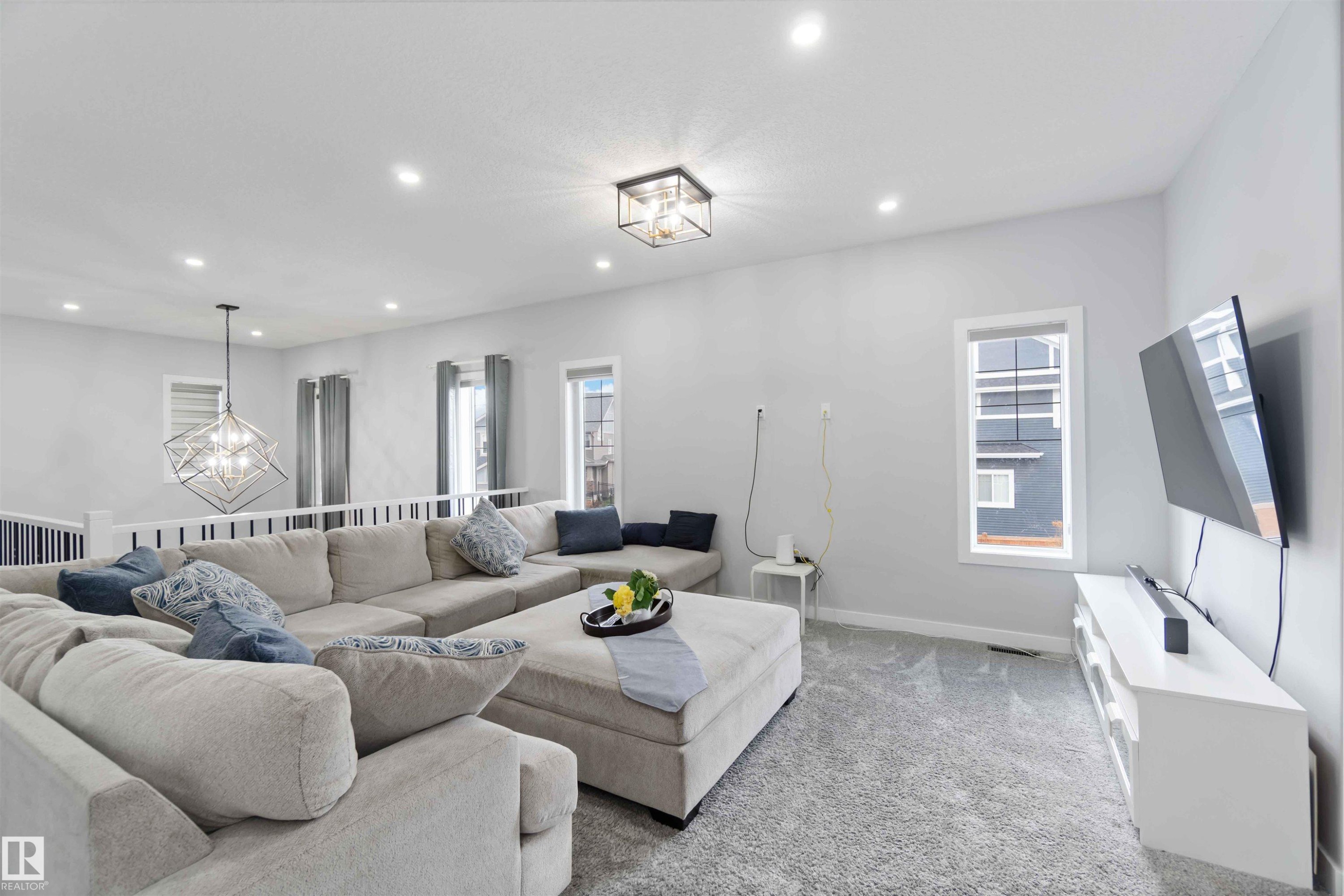 5732 Keeping Crescent, Edmonton, AB - Indoor Photo Showing Living Room