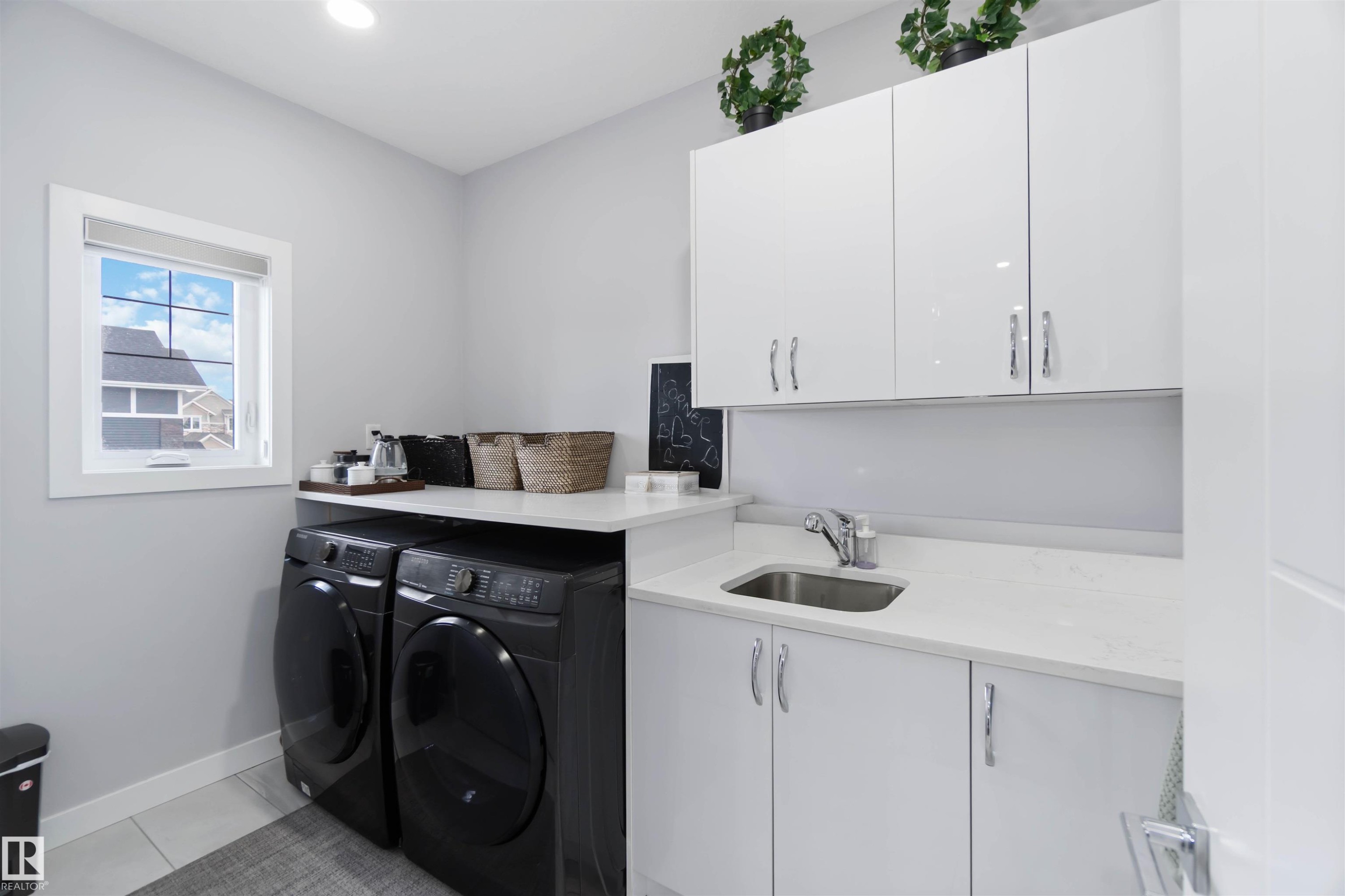 5732 Keeping Crescent, Edmonton, AB - Indoor Photo Showing Laundry Room