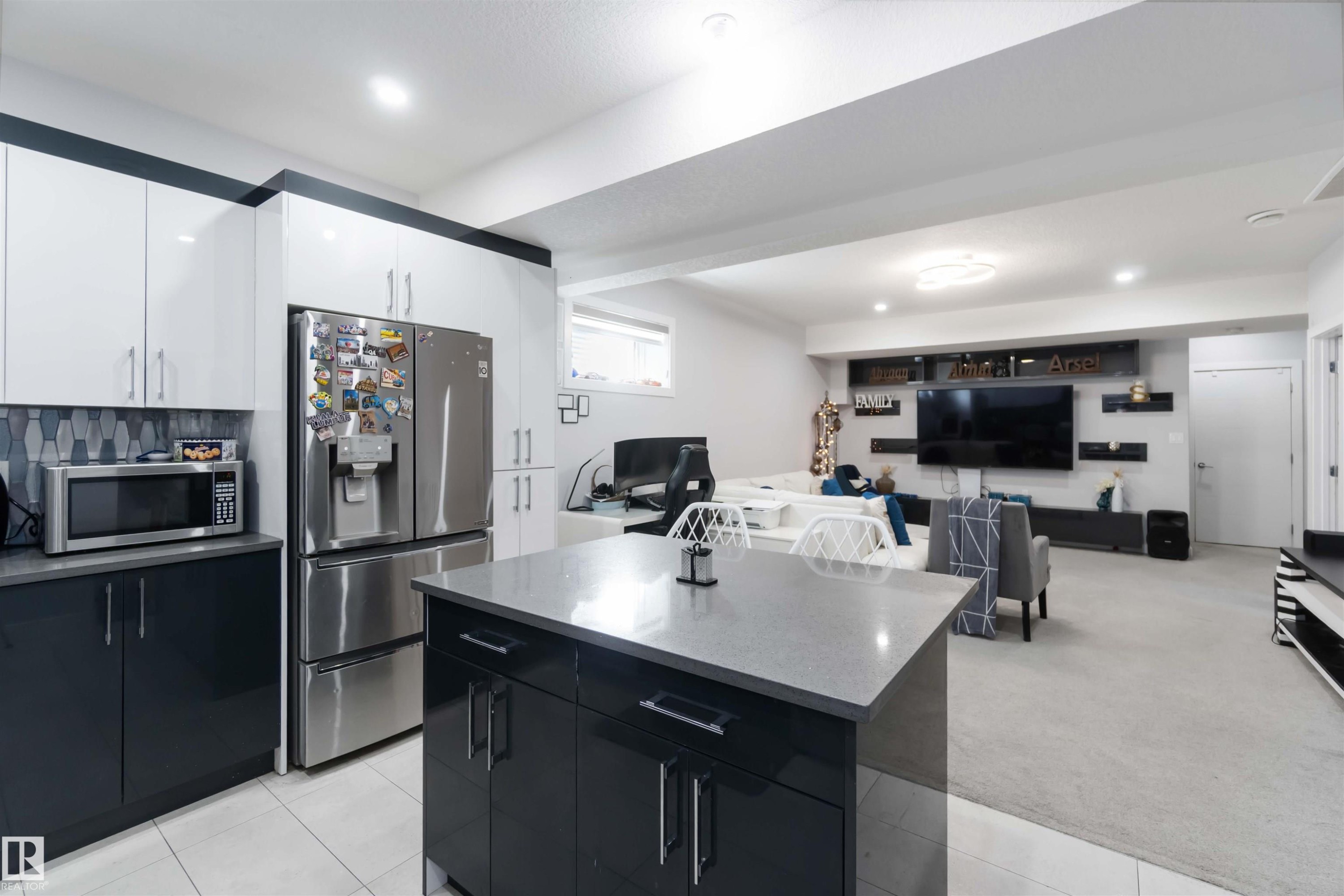 5732 Keeping Crescent, Edmonton, AB - Indoor Photo Showing Kitchen