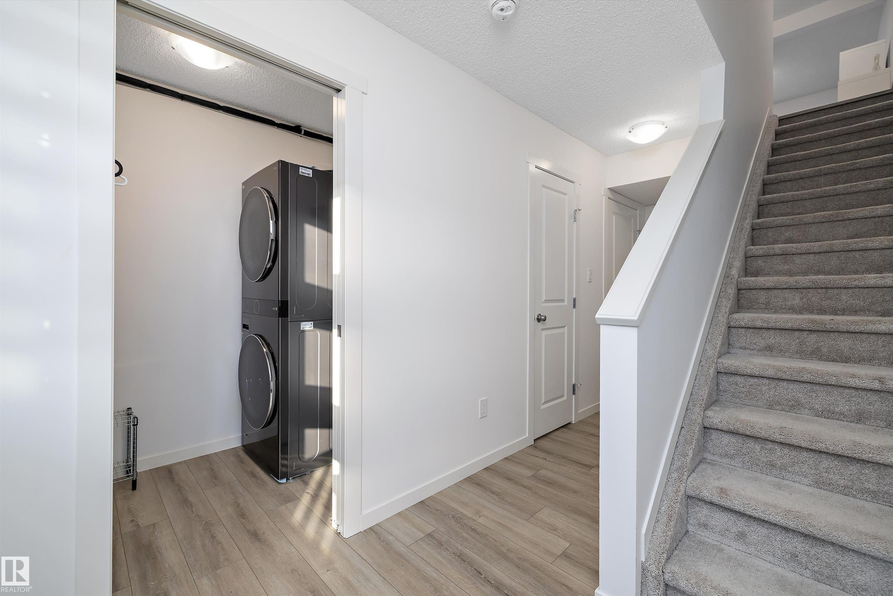 616 Kinglet Boulevard, Edmonton, AB - Indoor Photo Showing Laundry Room
