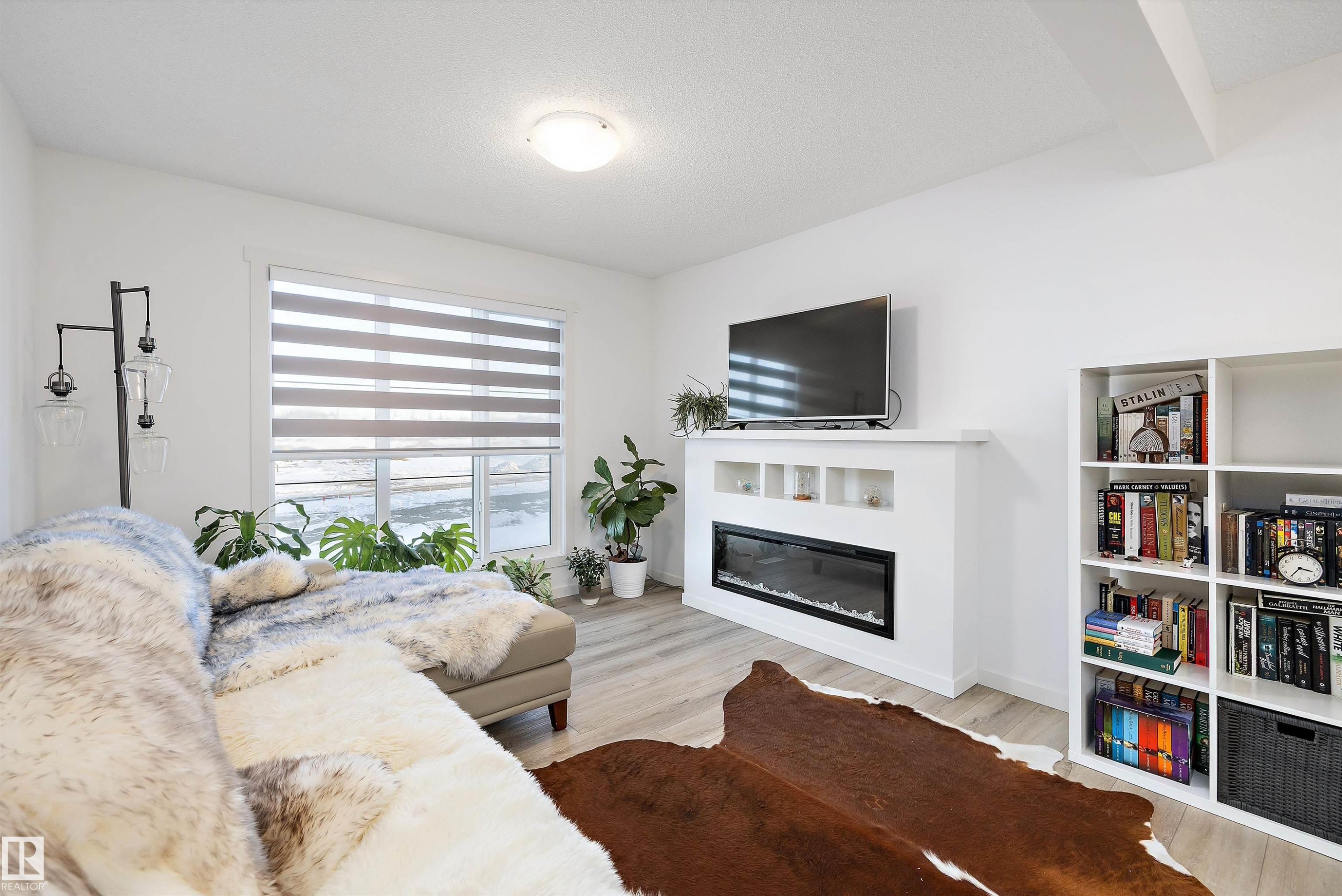 616 Kinglet Boulevard, Edmonton, AB - Indoor Photo Showing Bedroom With Fireplace