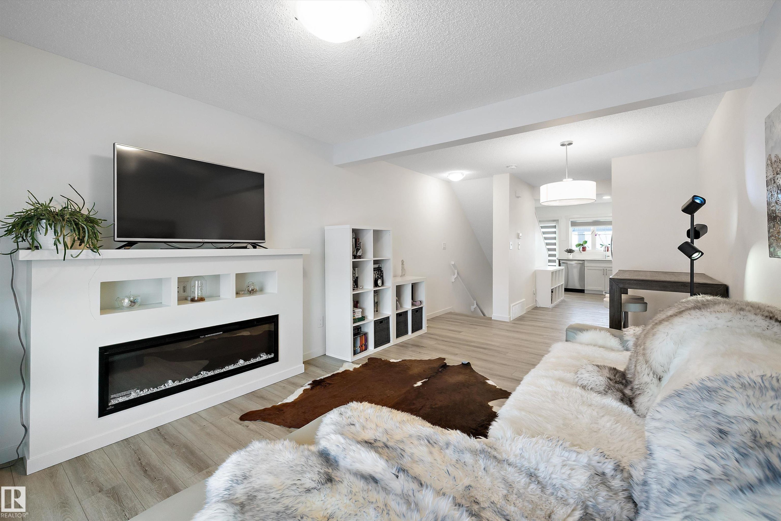 616 Kinglet Boulevard, Edmonton, AB - Indoor Photo Showing Living Room With Fireplace