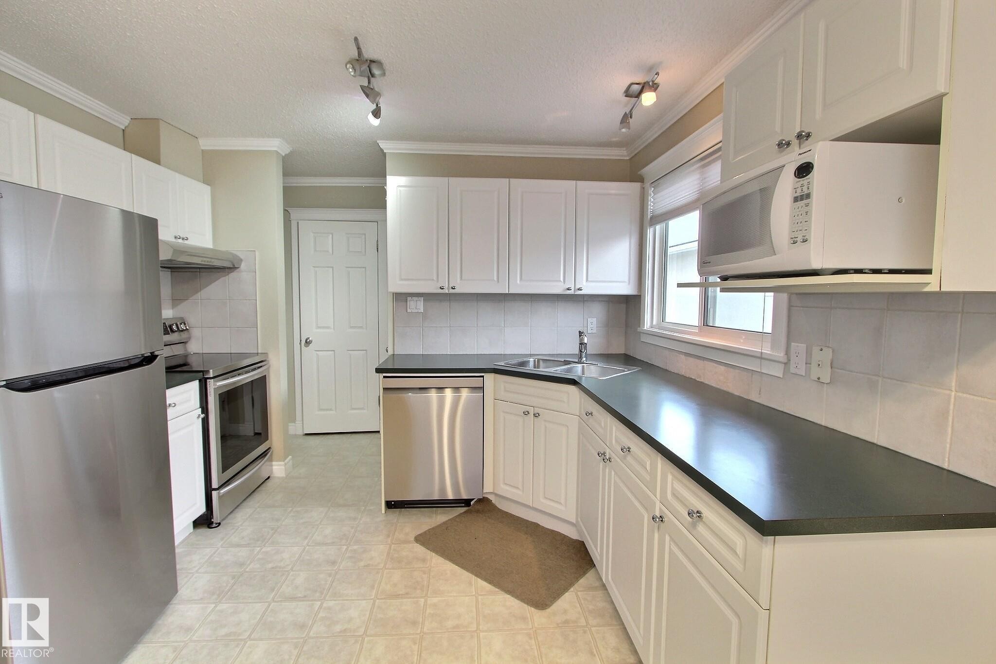 4417 44 Street, Stony Plain, AB - Indoor Photo Showing Kitchen With Double Sink