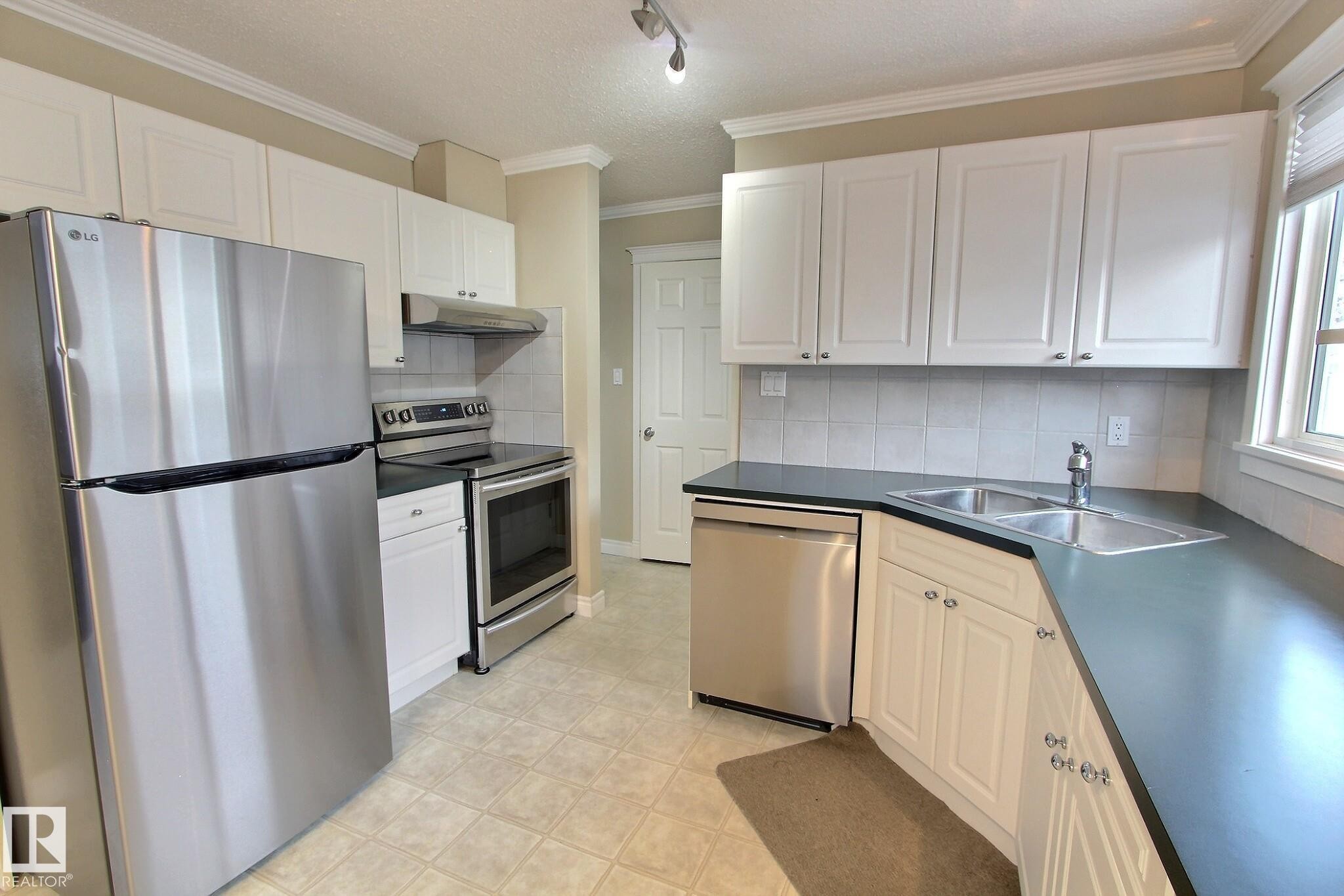 4417 44 Street, Stony Plain, AB - Indoor Photo Showing Kitchen With Double Sink