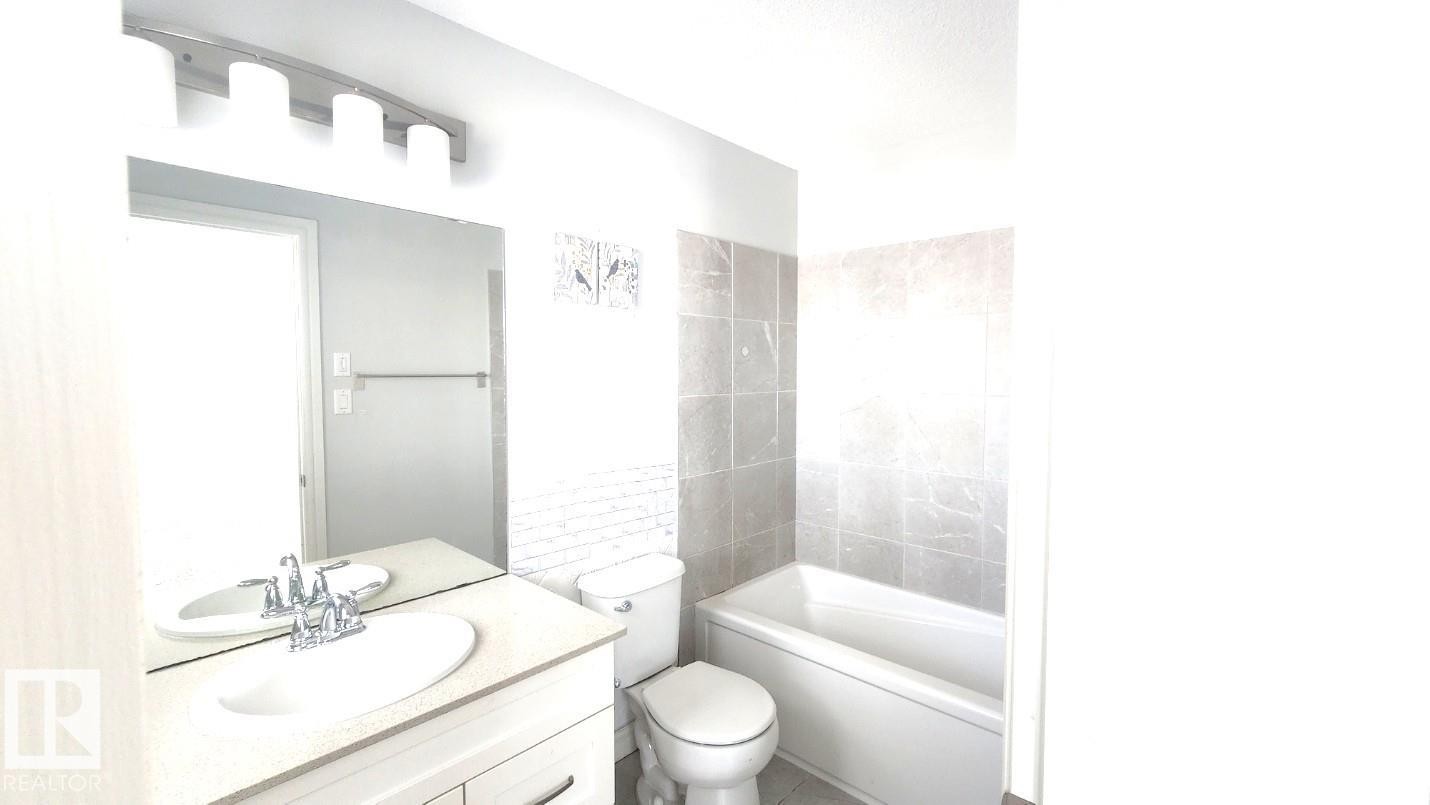 Full bath with vanity and shower / bath combination - 4610 Kinsella Landing Sw, Edmonton, AB - Indoor Photo Showing Bathroom