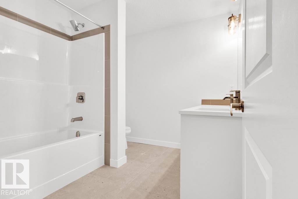 3745 Erlanger Drive, Edmonton, AB - Indoor Photo Showing Bathroom