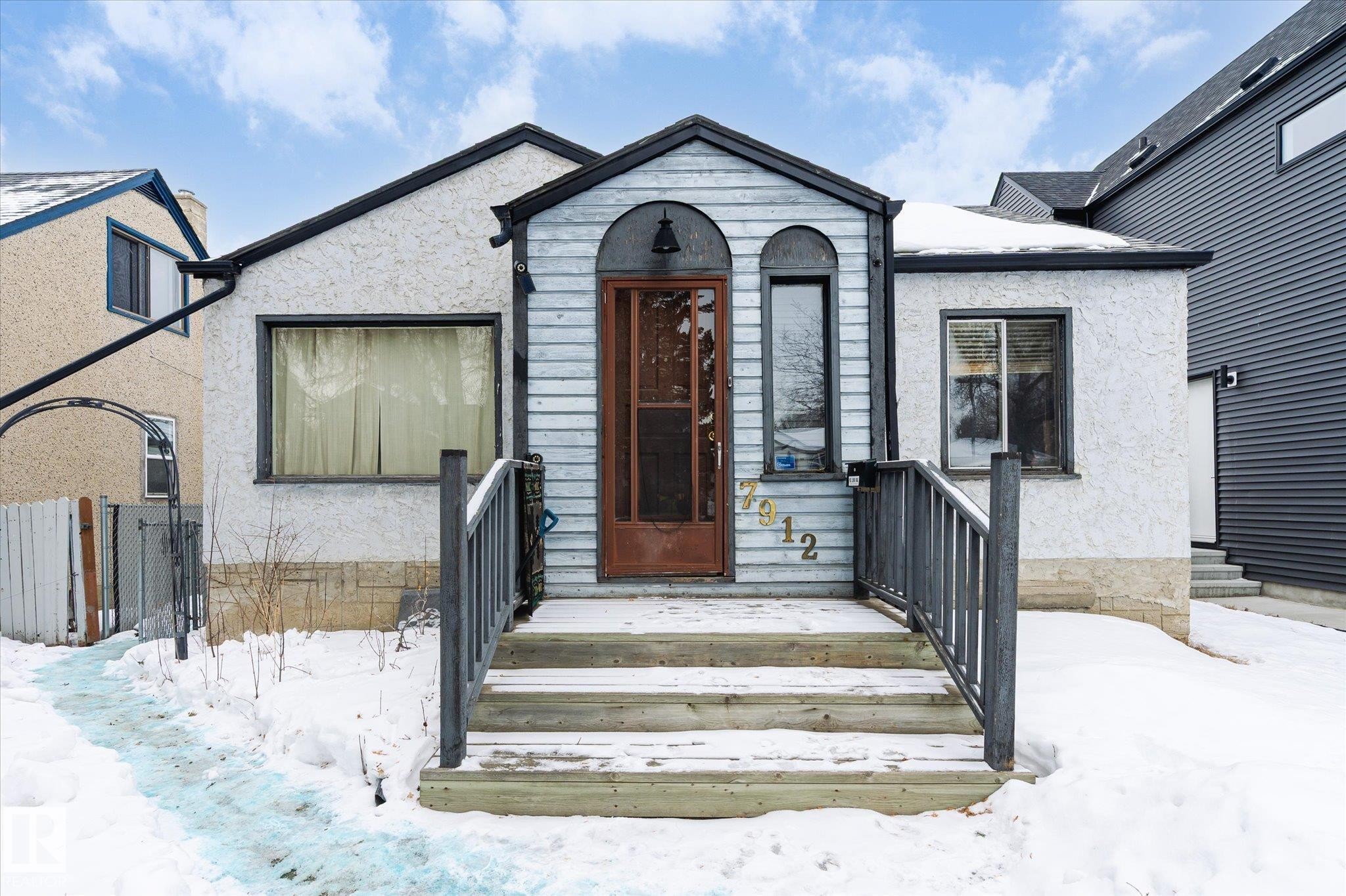 View of front facade featuring stucco siding and a gate - 7912 78 Avenue, Edmonton, AB - Outdoor