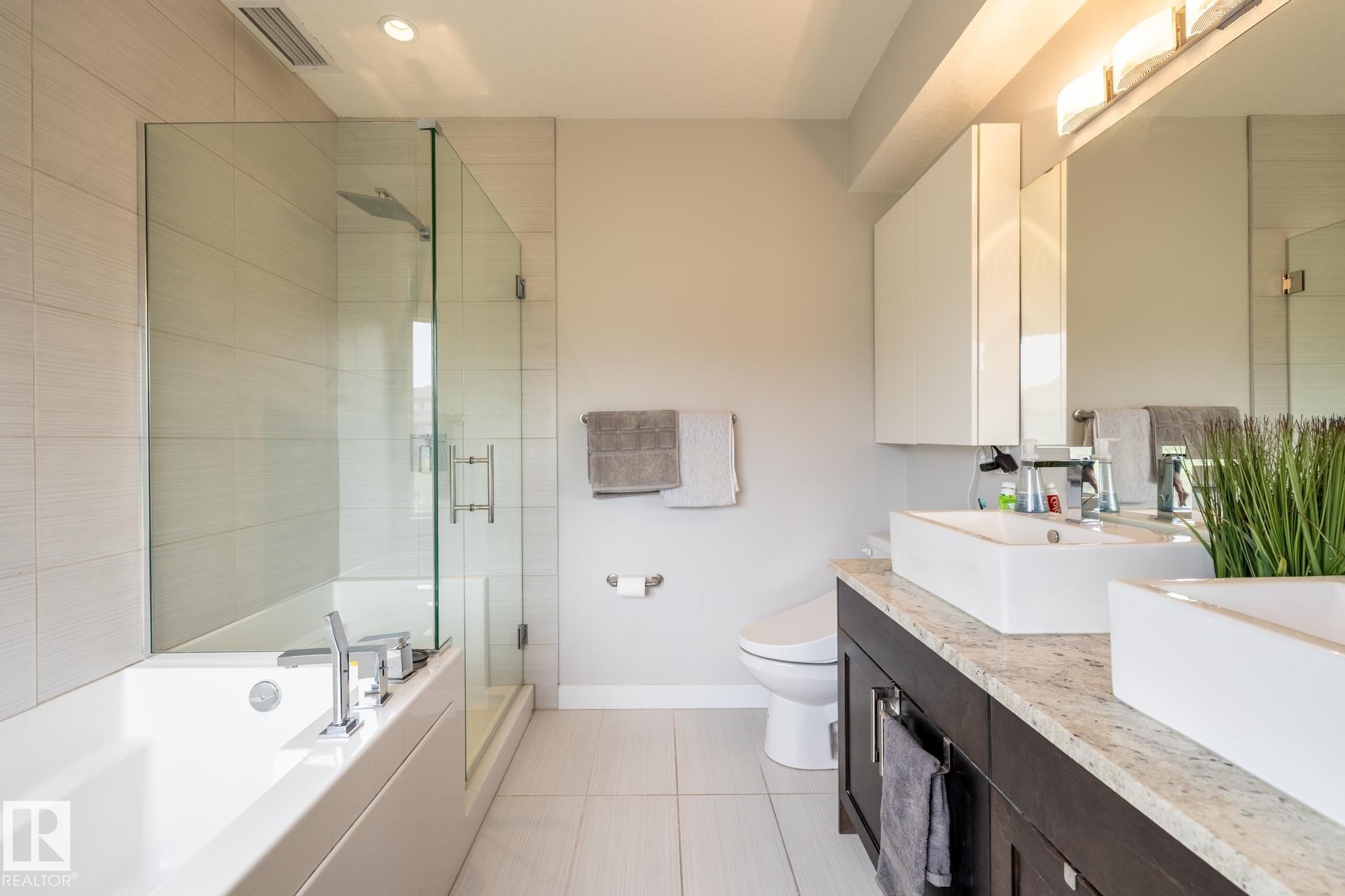 122 5151 Windermere Boulevard, Edmonton, AB - Indoor Photo Showing Bathroom