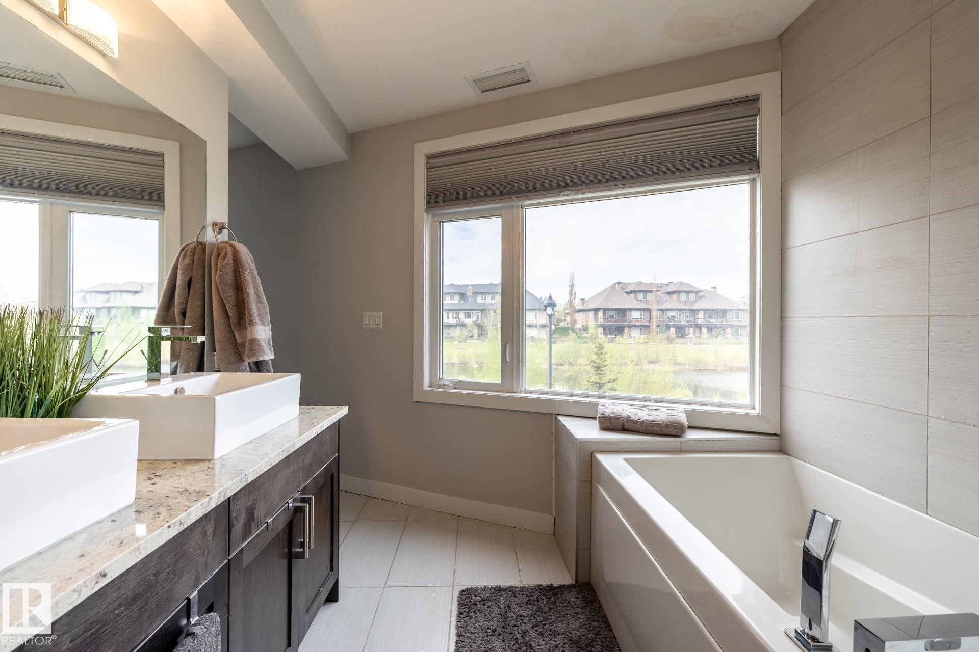 122 5151 Windermere Boulevard, Edmonton, AB - Indoor Photo Showing Bathroom