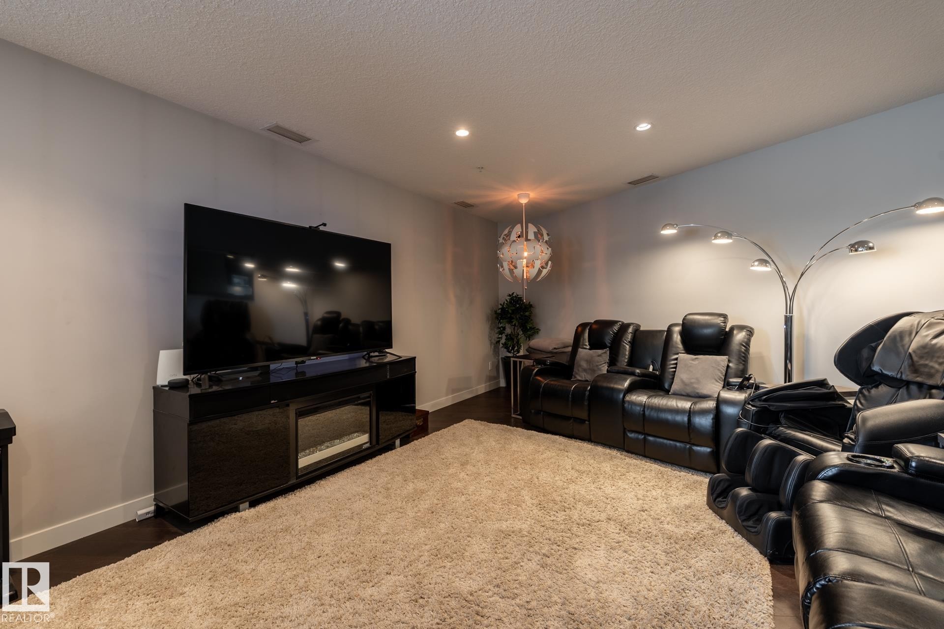 122 5151 Windermere Boulevard, Edmonton, AB - Indoor Photo Showing Living Room