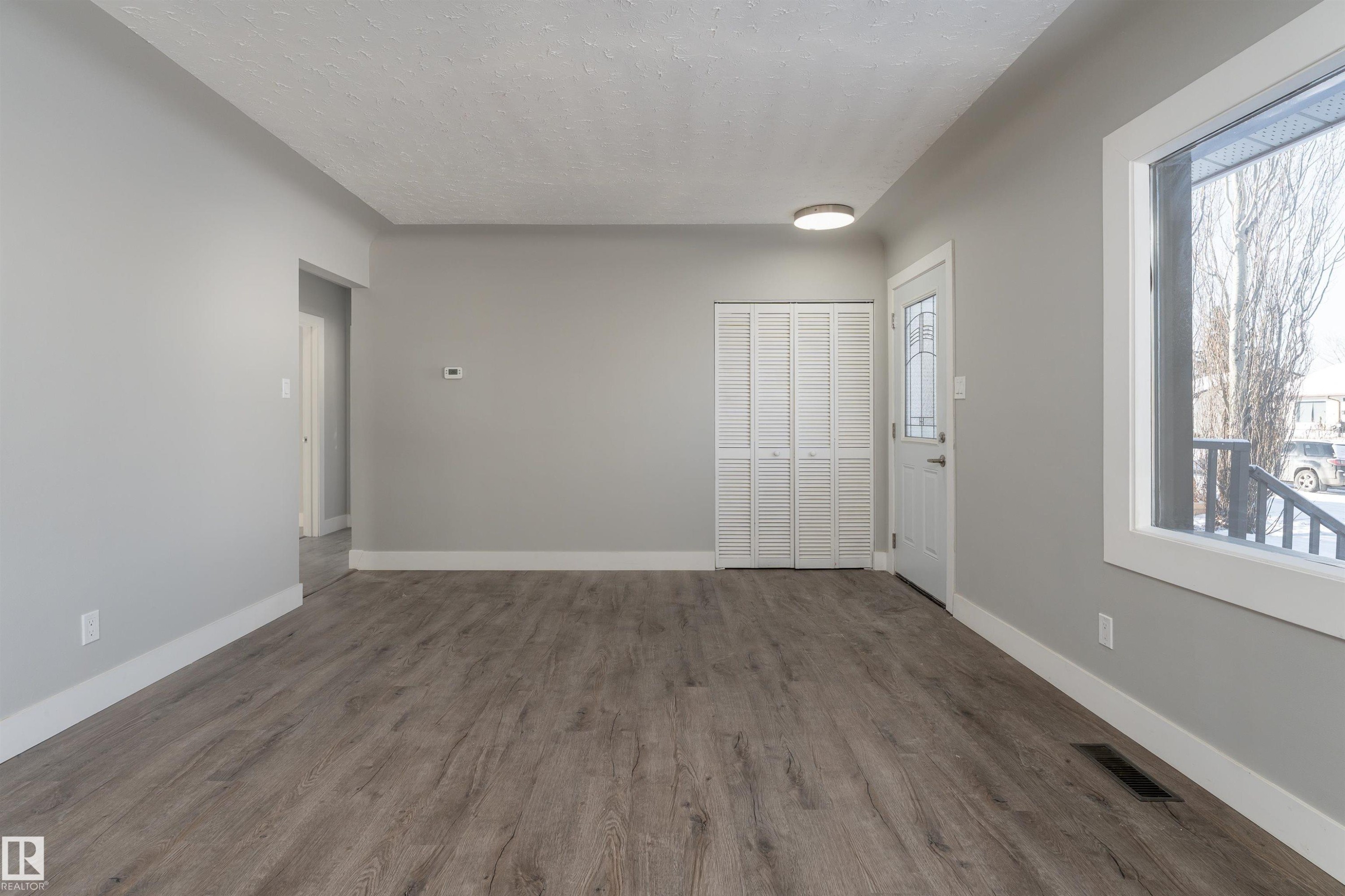 10519 40 Street, Edmonton, AB - Indoor Photo Showing Other Room