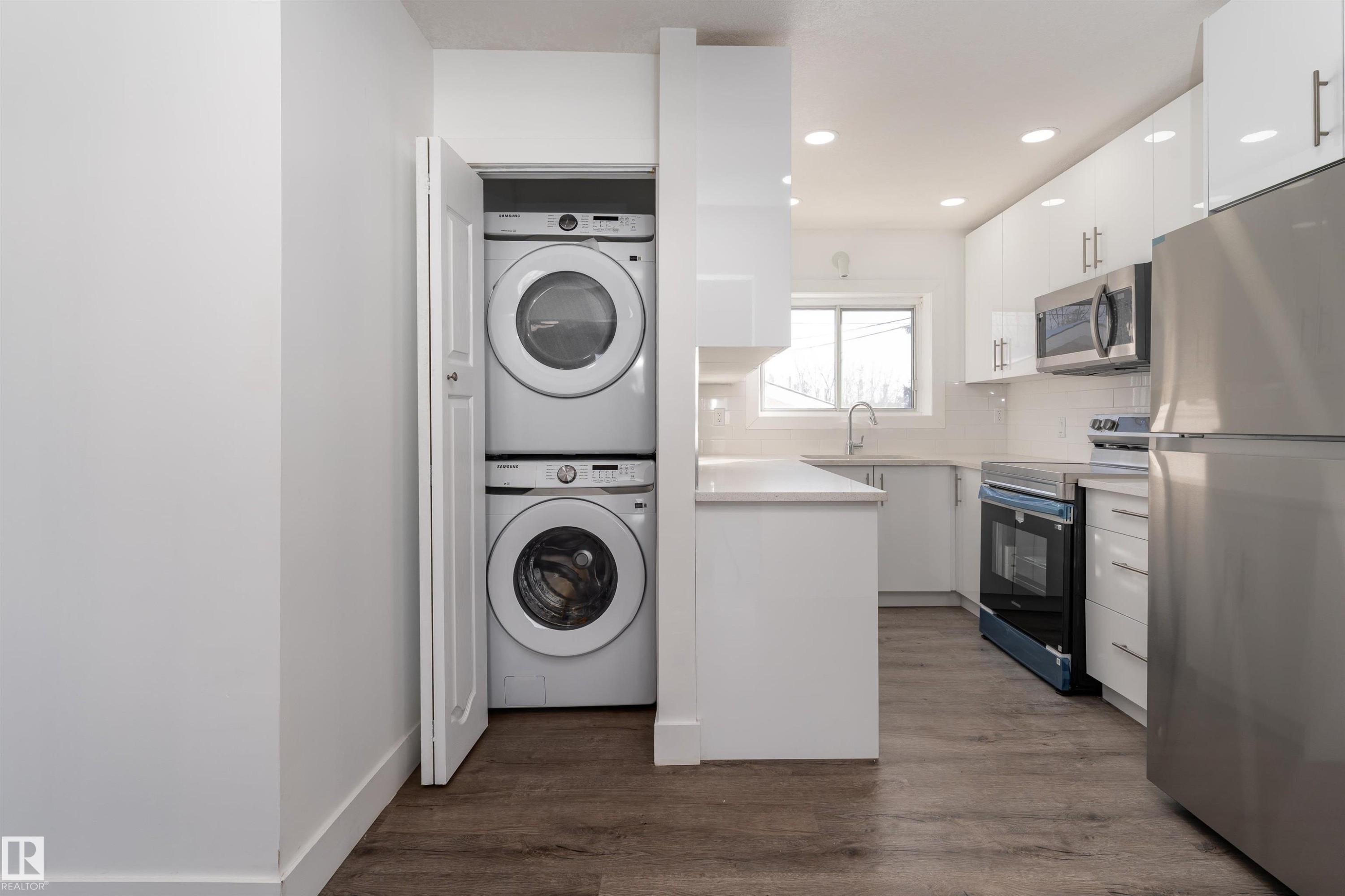 10519 40 Street, Edmonton, AB - Indoor Photo Showing Laundry Room