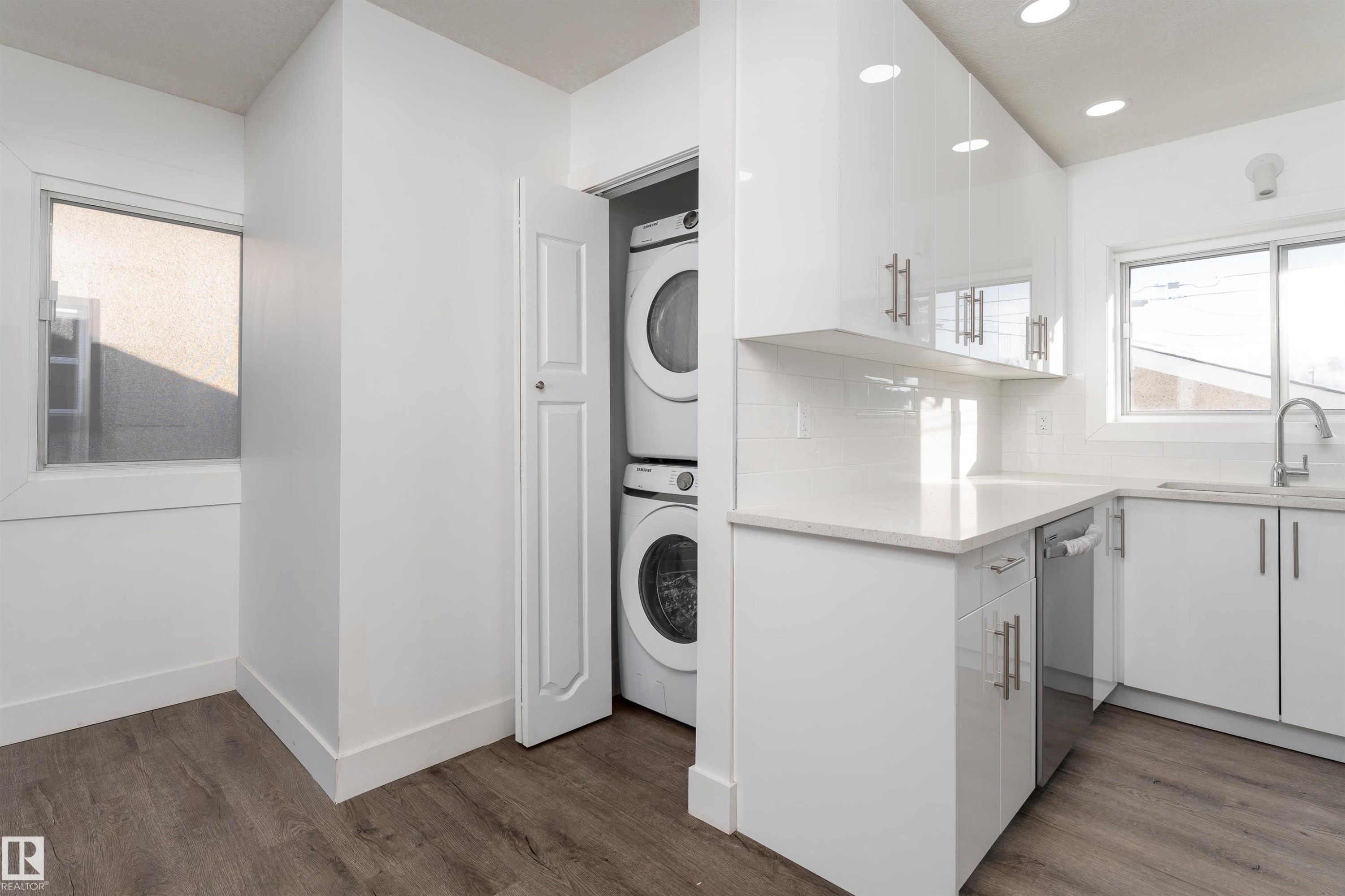 10519 40 Street, Edmonton, AB - Indoor Photo Showing Laundry Room