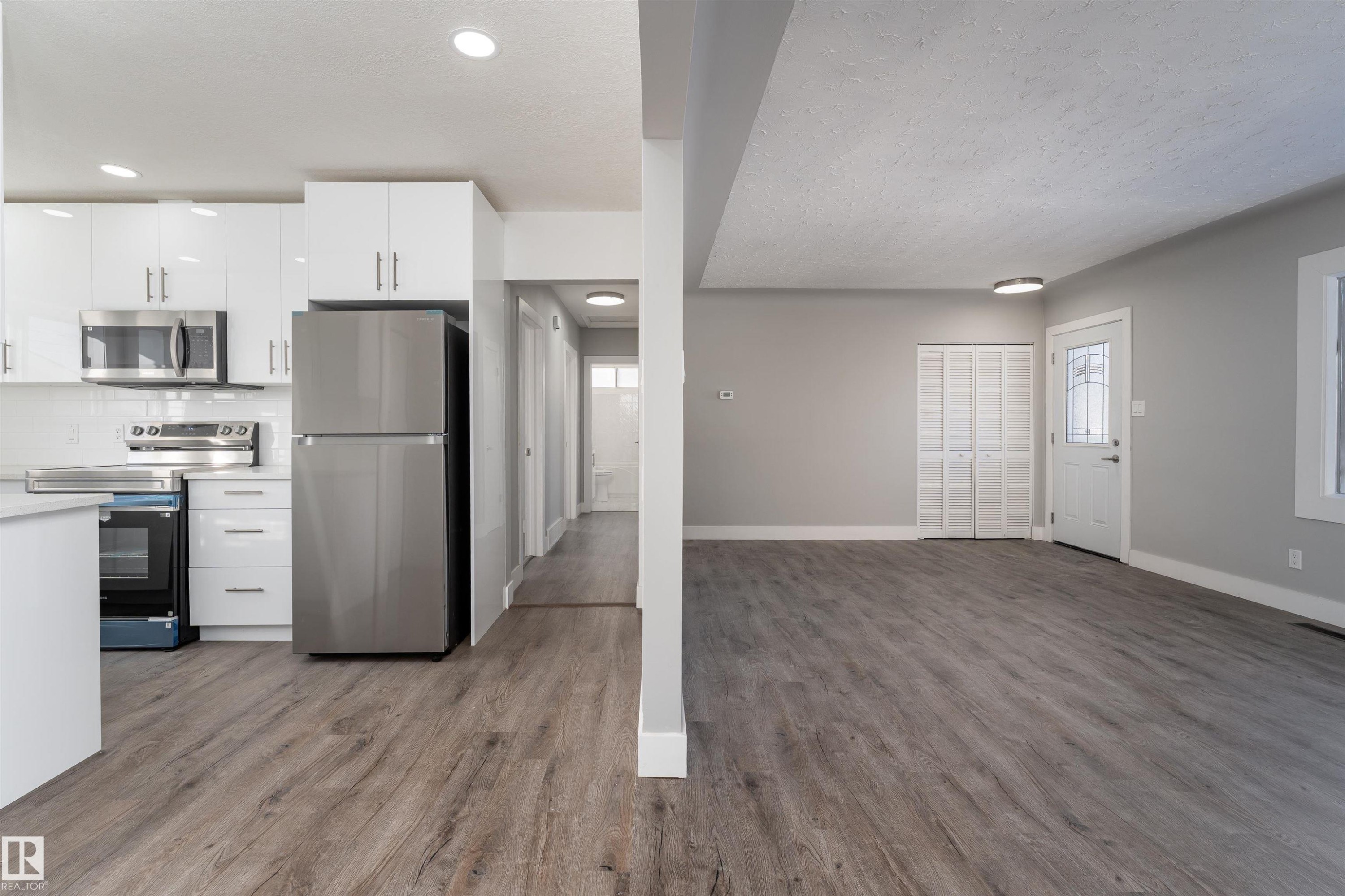 10519 40 Street, Edmonton, AB - Indoor Photo Showing Kitchen