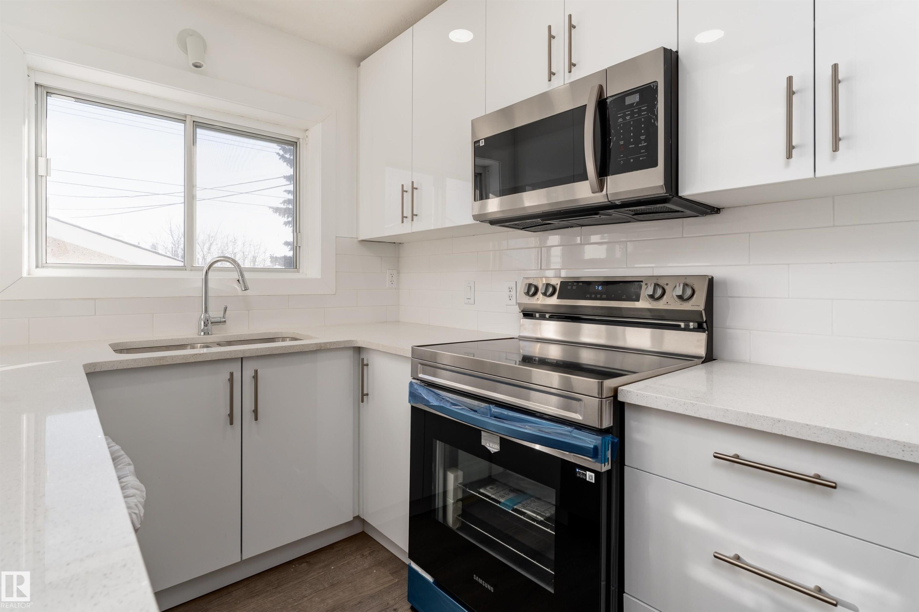 10519 40 Street, Edmonton, AB - Indoor Photo Showing Kitchen With Double Sink