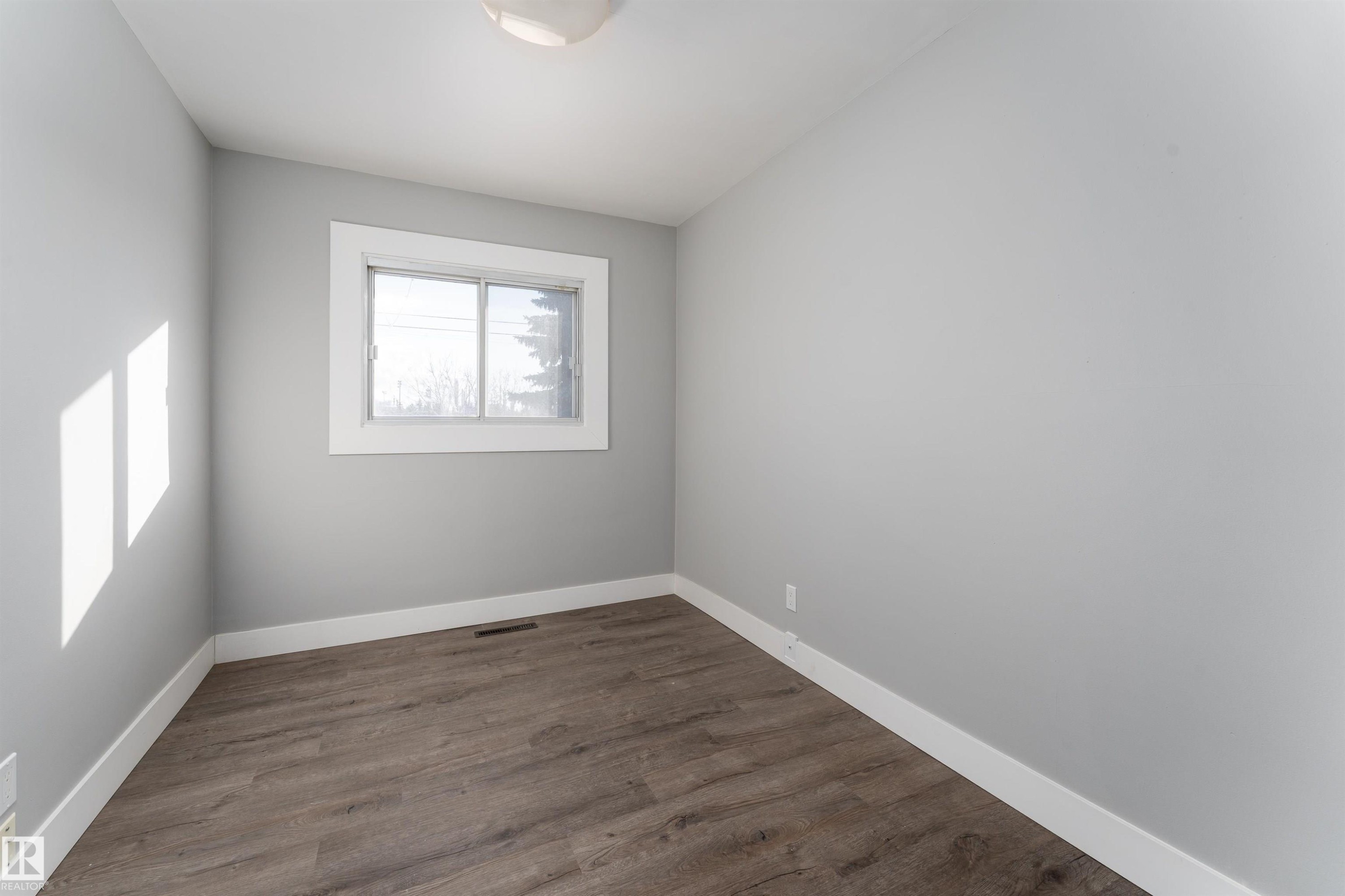 10519 40 Street, Edmonton, AB - Indoor Photo Showing Other Room
