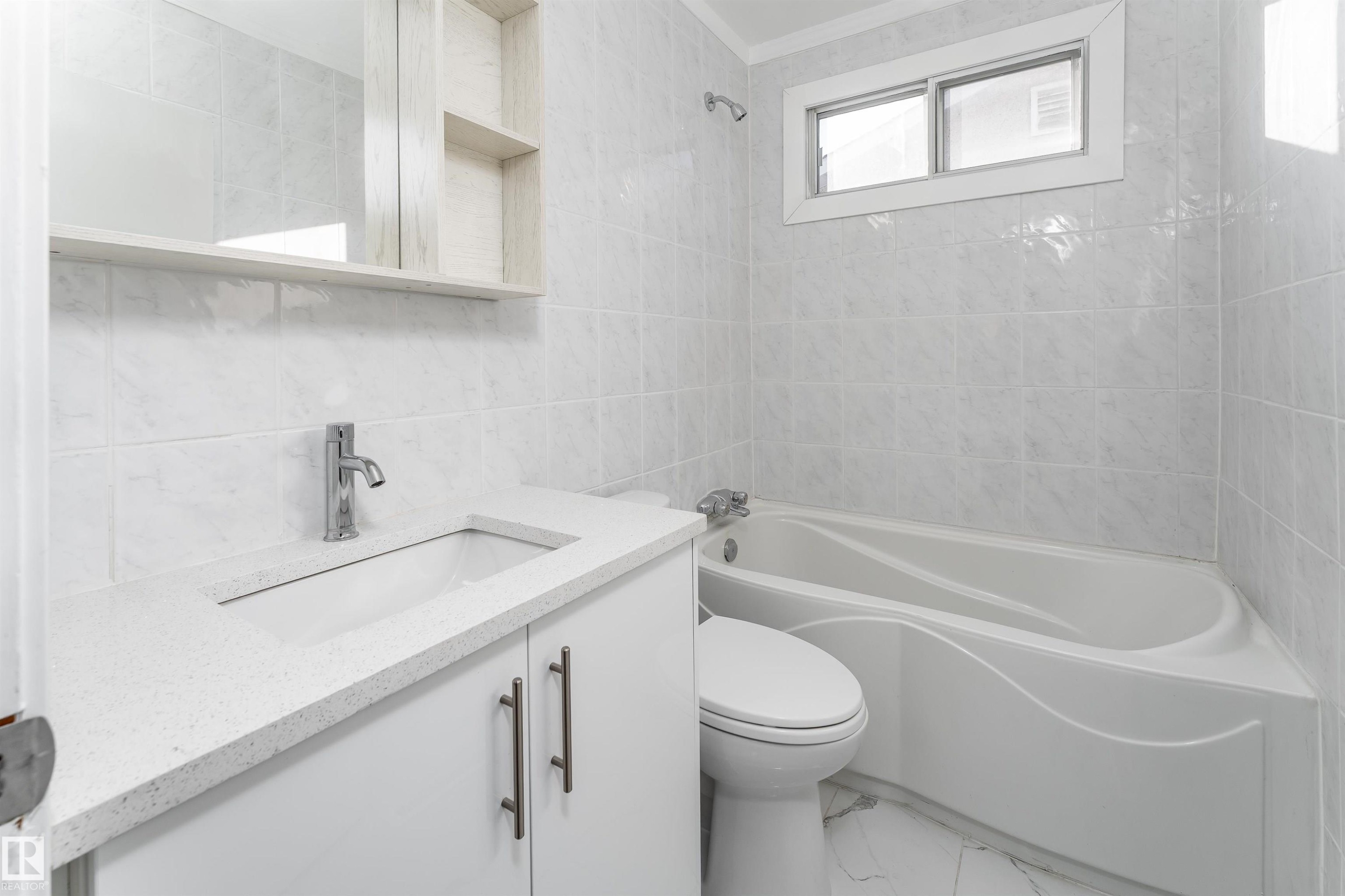 10519 40 Street, Edmonton, AB - Indoor Photo Showing Bathroom
