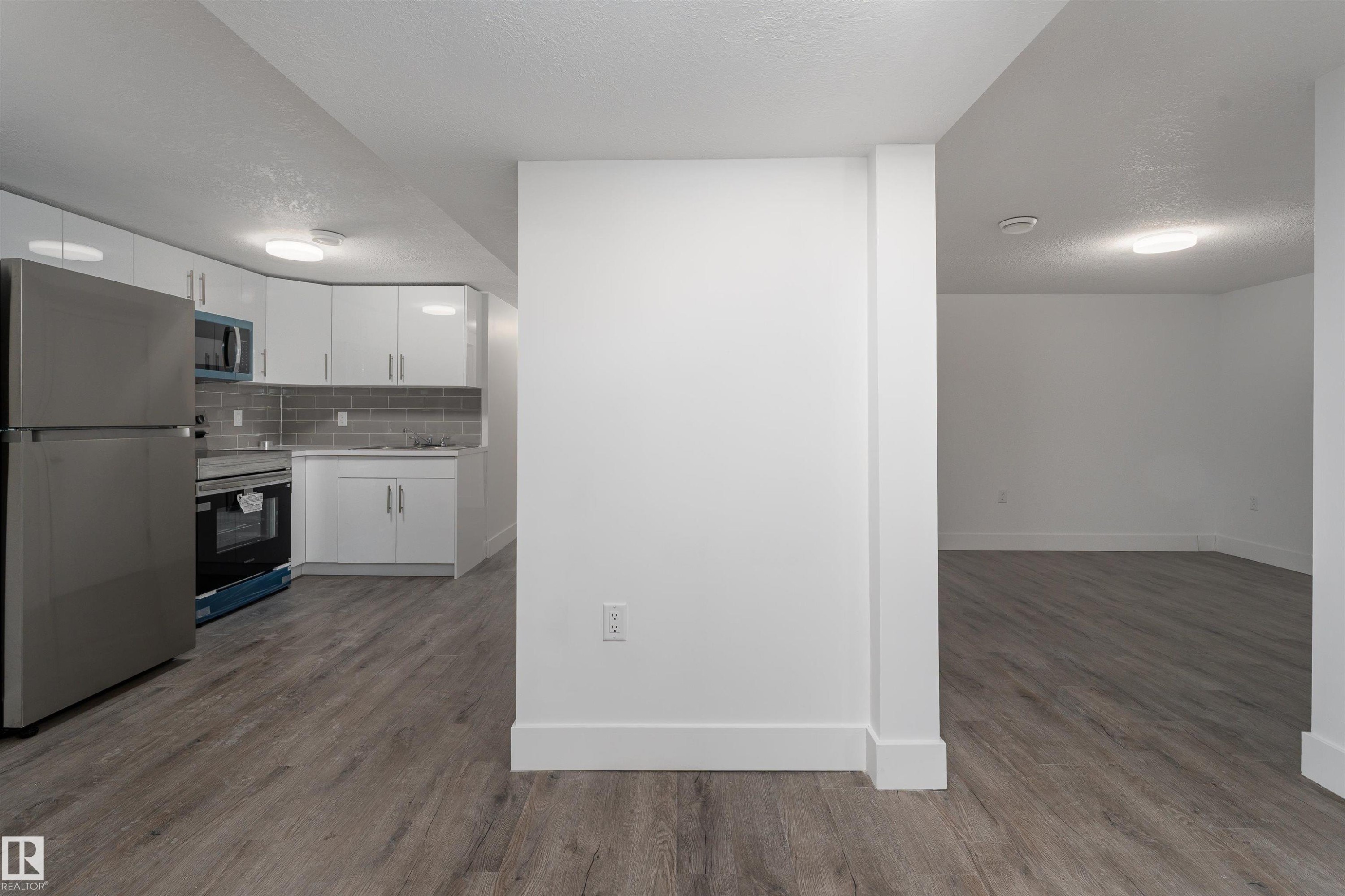 10519 40 Street, Edmonton, AB - Indoor Photo Showing Kitchen