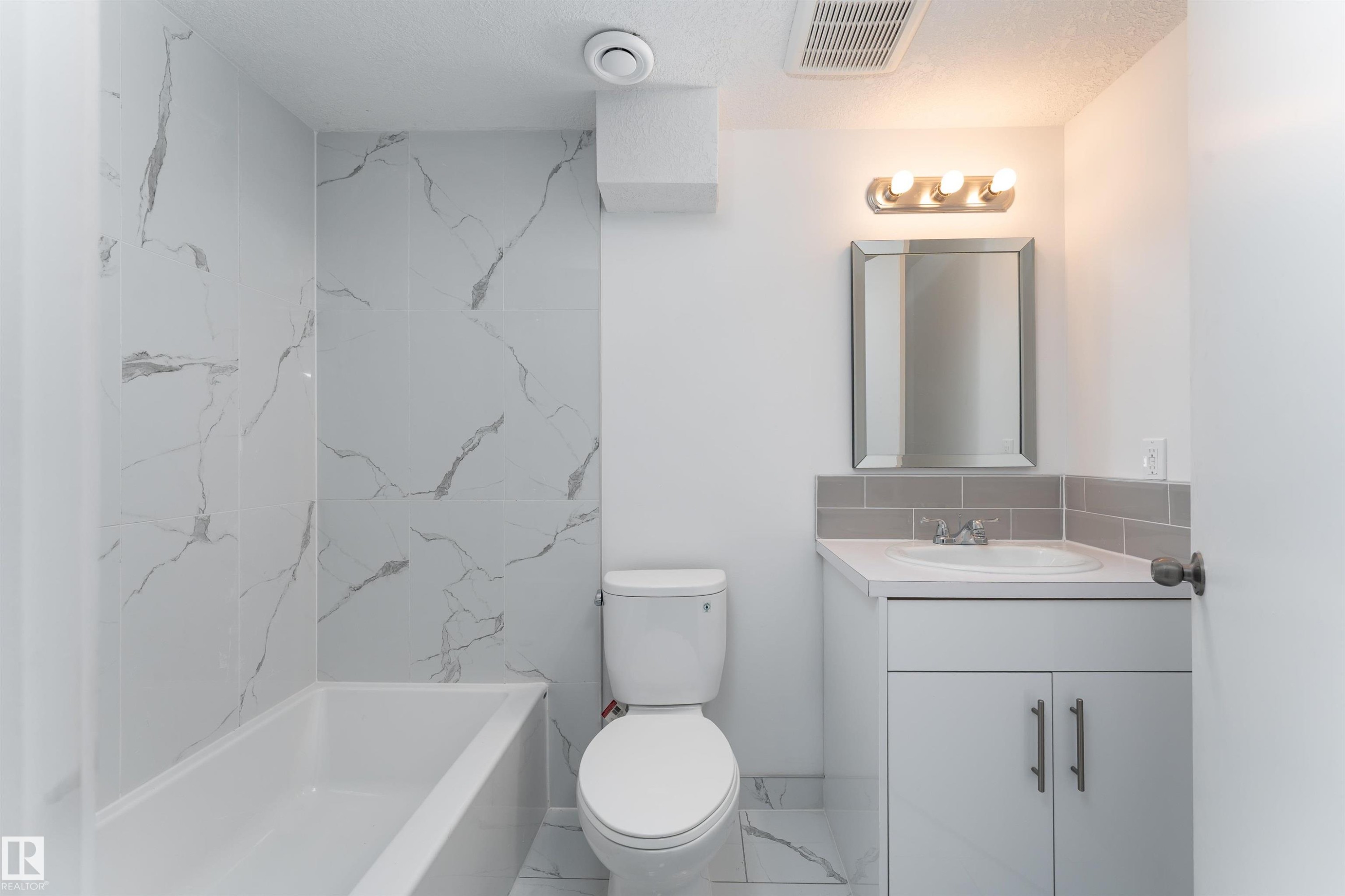 10519 40 Street, Edmonton, AB - Indoor Photo Showing Bathroom