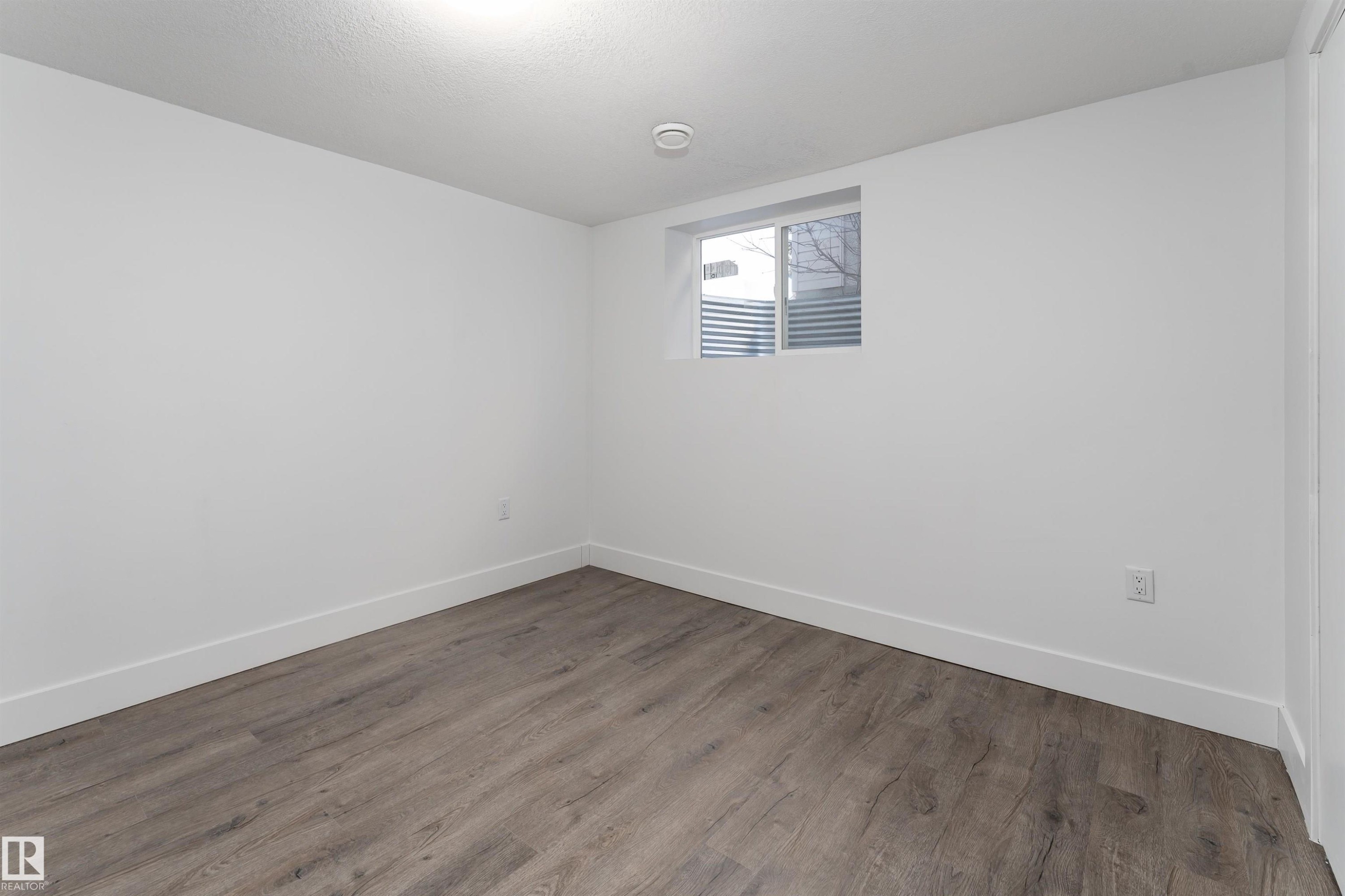 10519 40 Street, Edmonton, AB - Indoor Photo Showing Other Room
